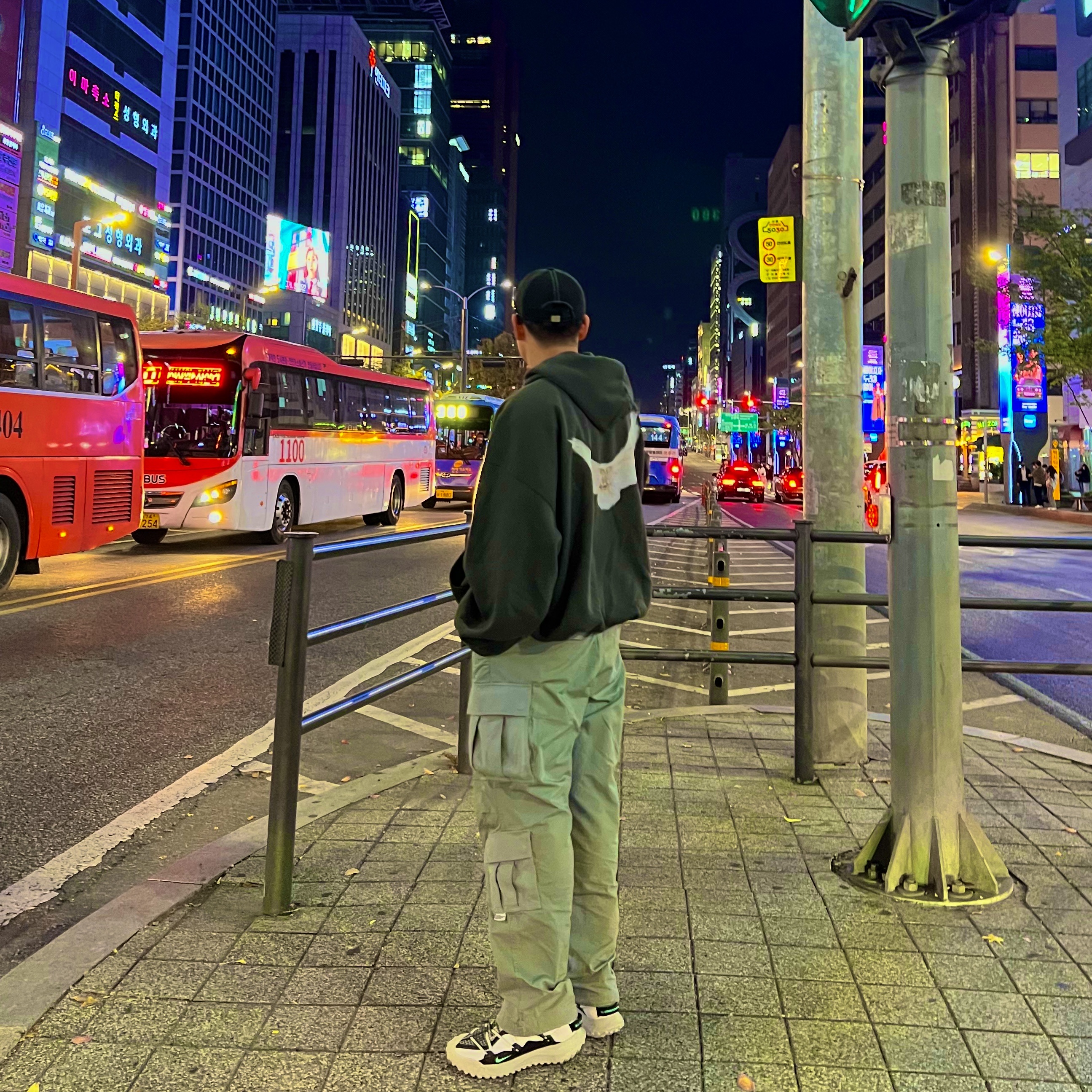 Yeezy Gap Engineered By Balenciaga Dove Hoodie Black, Nike ACG Mountain Fly Low SE White and Black 착용 스타일