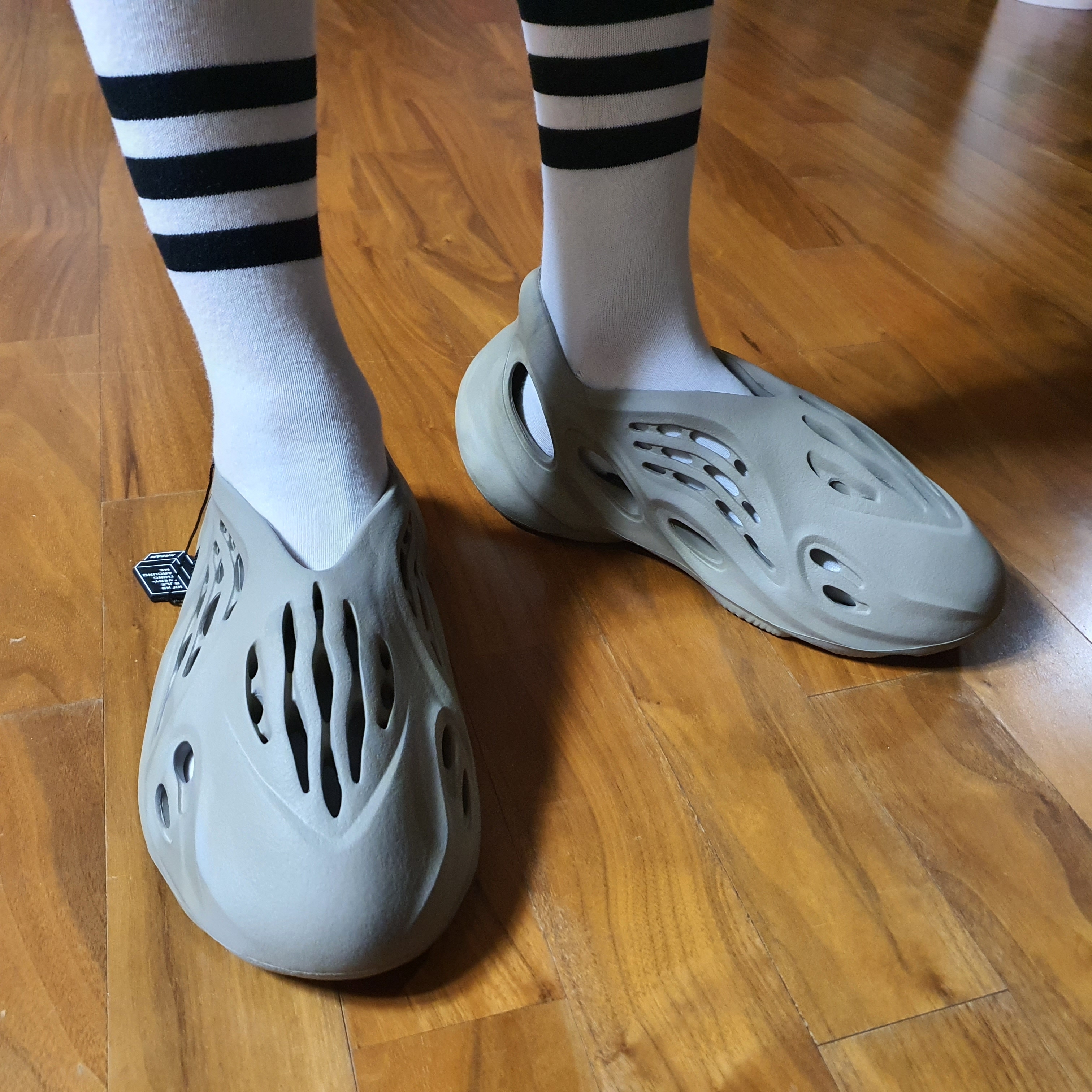 Adidas Yeezy Foam RNNR Stone Sage 착용 스타일