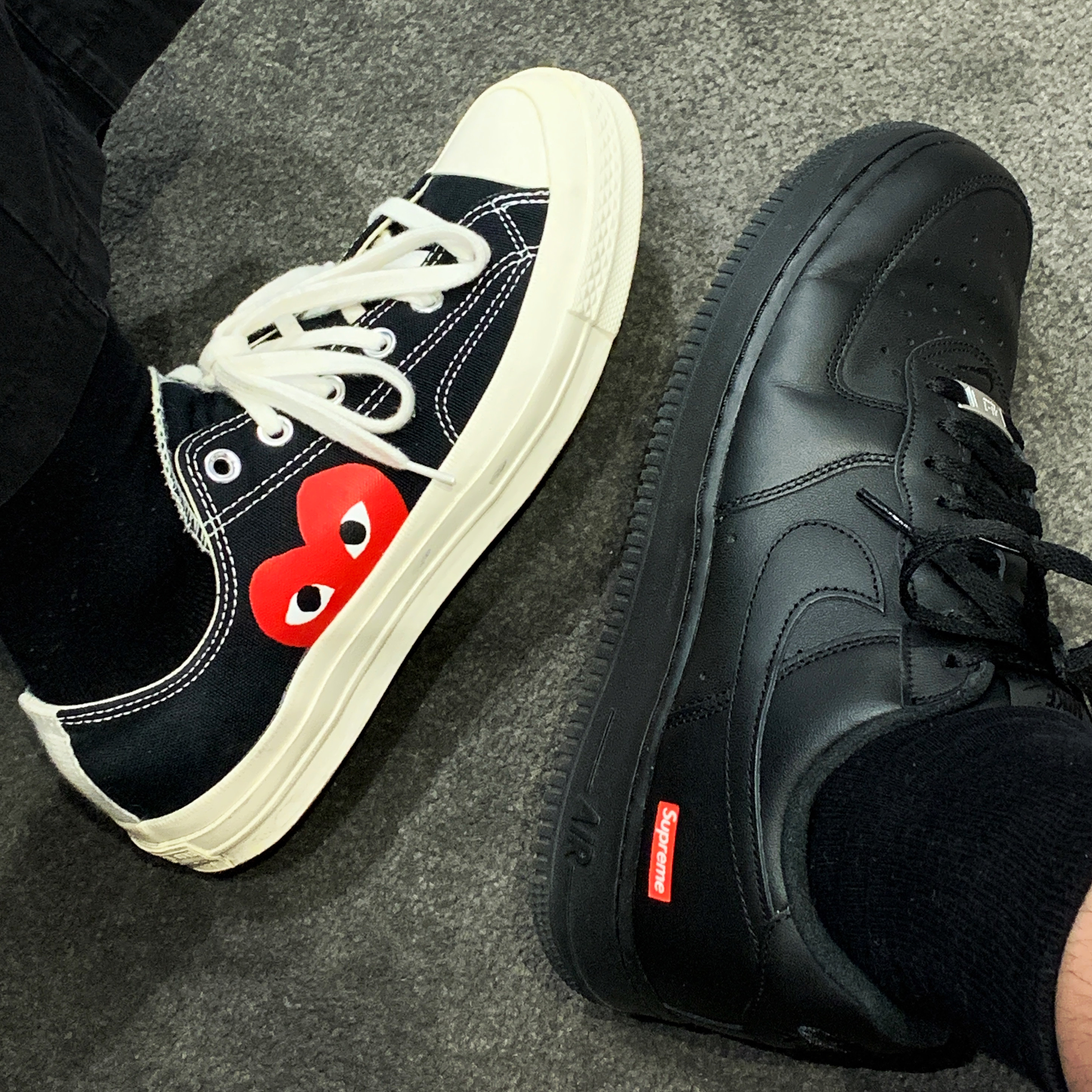 Nike x Supreme Air Force 1 Low Black, Converse x Play Comme des Garcons Chuck 70 Ox Black 착용 스타일