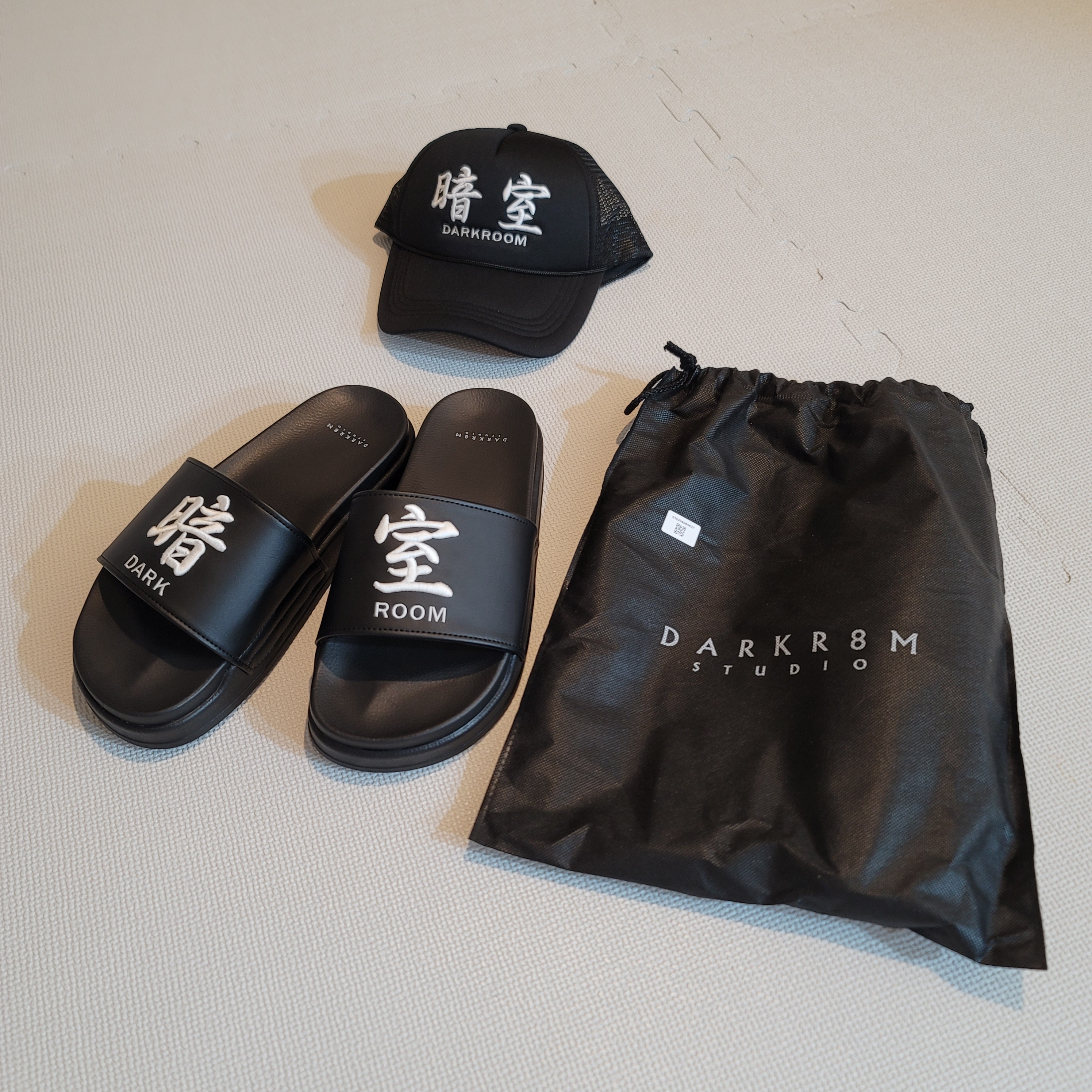 Darkr8m Studio Mesh Trucker Cap Black, Darkr8m Studio Slides Black 착용 스타일