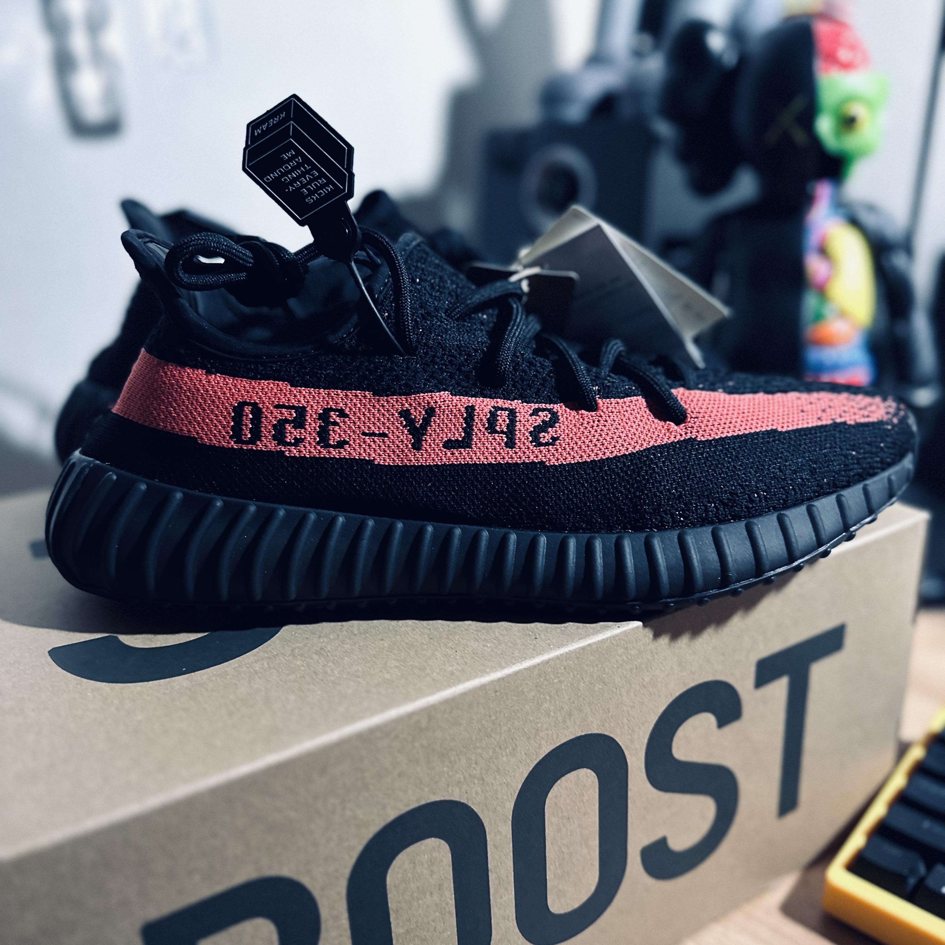 Adidas Yeezy Boost 350 V2 Core Black Red 2022/2023, Adidas Yeezy Boost 350 V2 Core Black White 2022 착용 스타일 - 2