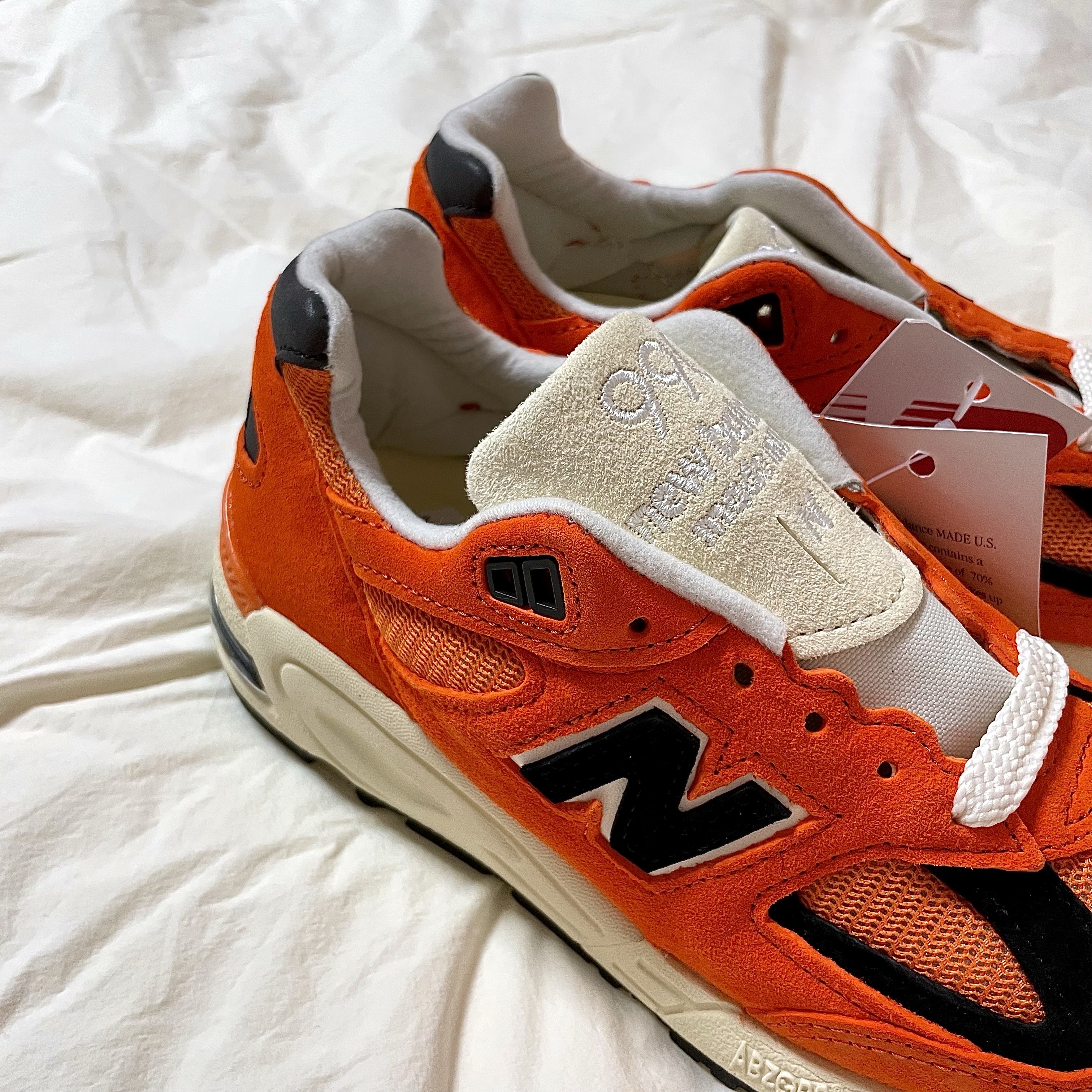 New Balance 990v2 Made in USA Marigold Black 착용 스타일 - 4