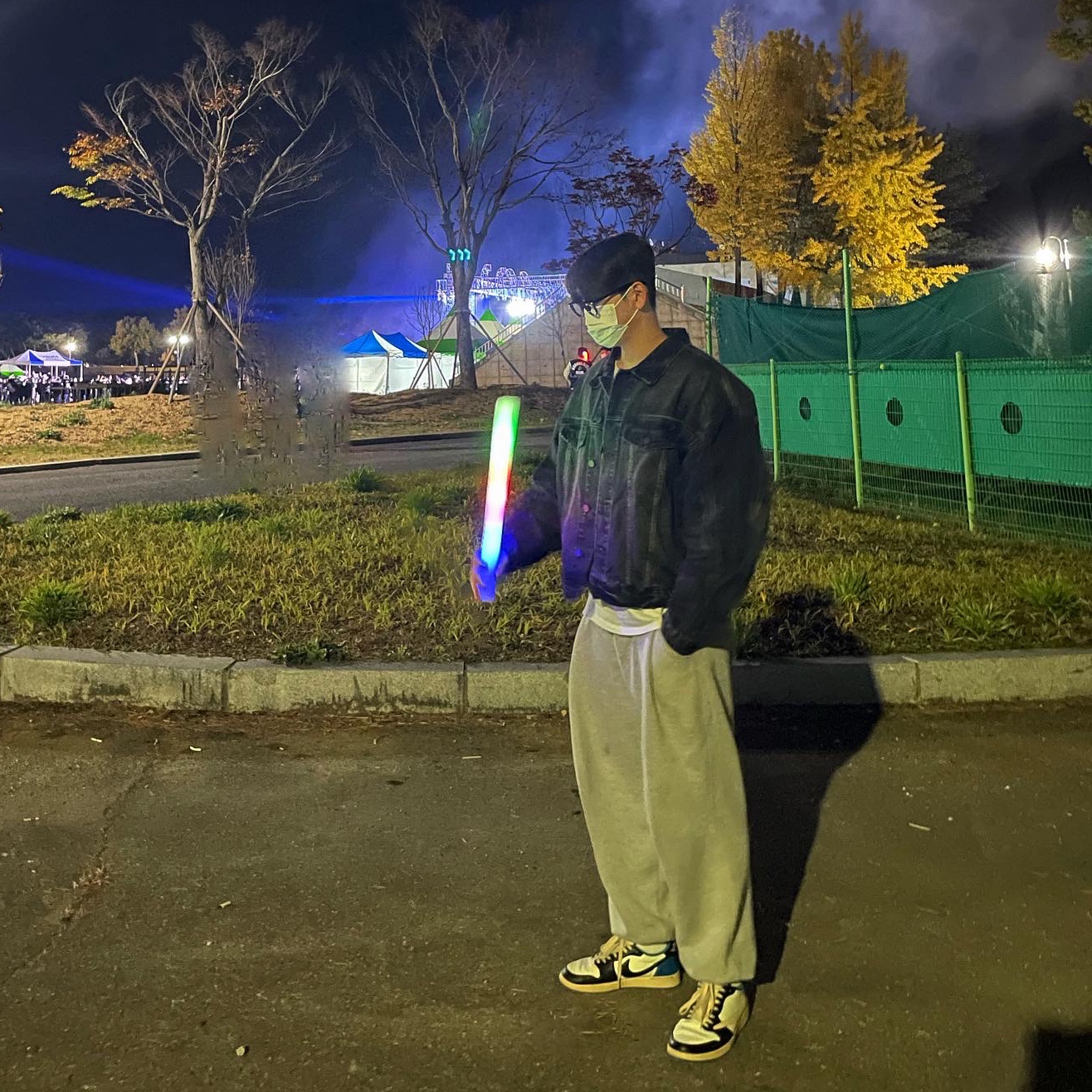 Essentials Denim Jacket Black - 22SS, Jordan 1 x Travis Scott x Fragment Retro Low OG SP Military Blue 착용 스타일
