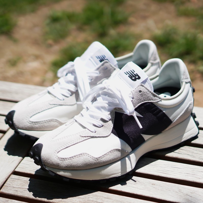 New Balance 327 White Black 착용 스타일 - 3
