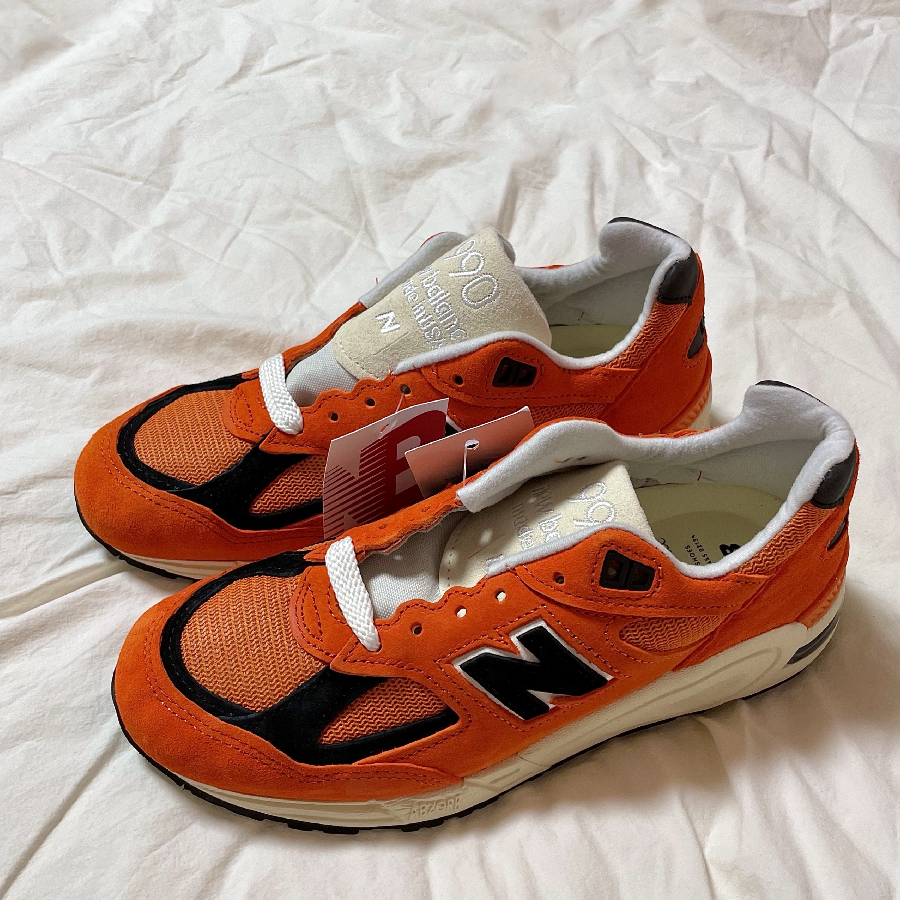 New Balance 990v2 Made in USA Marigold Black 착용 스타일 - 2