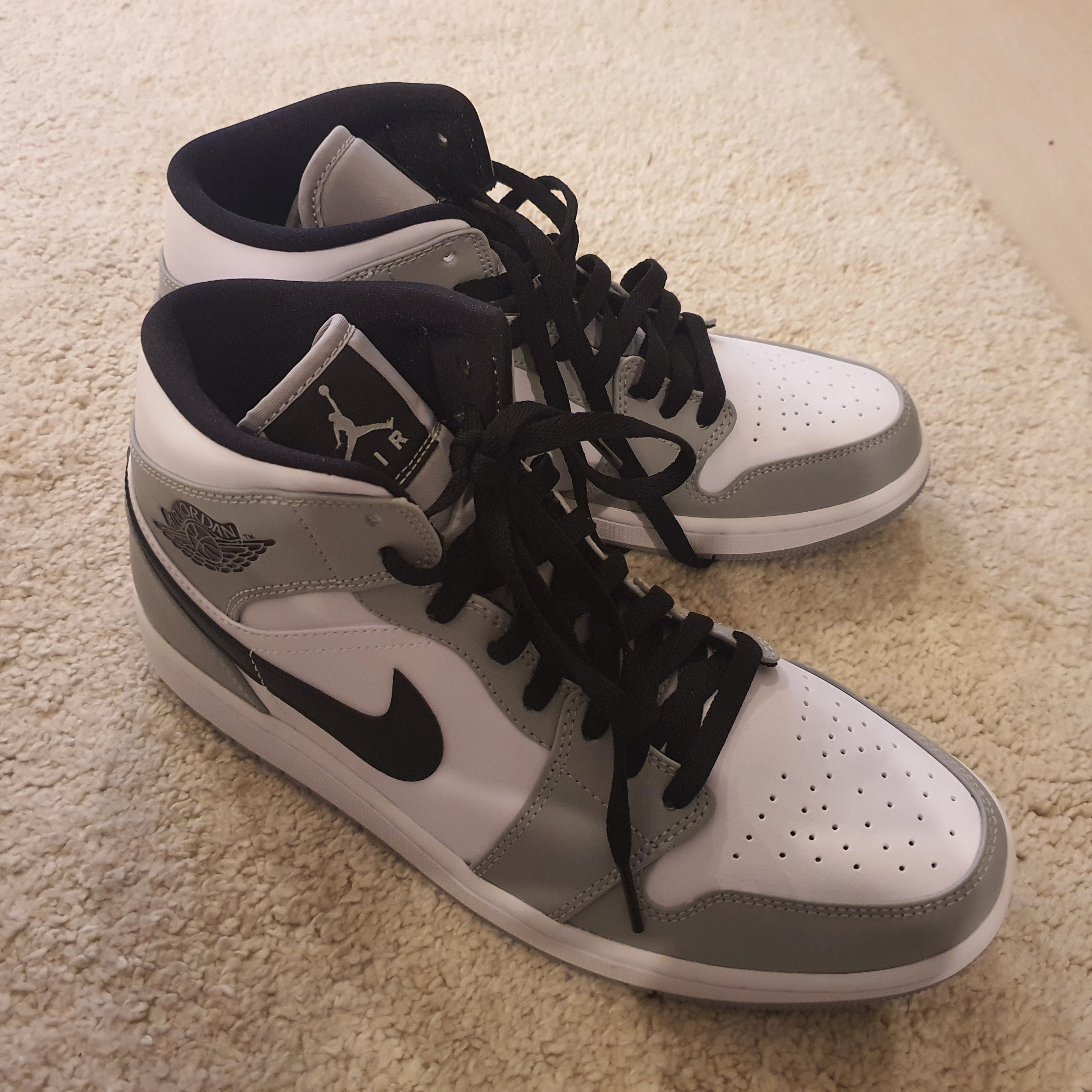 Jordan 1 Mid Light Smoke Grey 착용 스타일 - 2