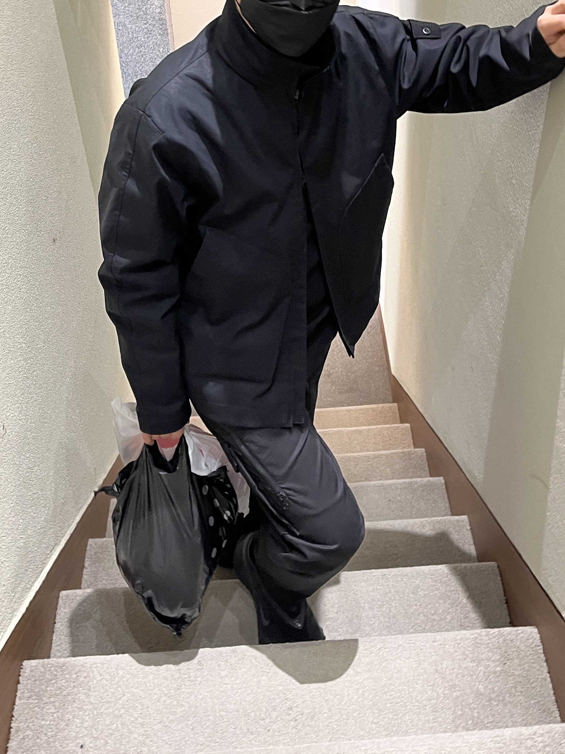 Stone Island 422F1 Ghost Piece Mac Supima 2L Jacket Black - 22SS, Stone Island 310F2 Ghost Piece Cargo Pants Black - 20SS 착용 스타일 - 3