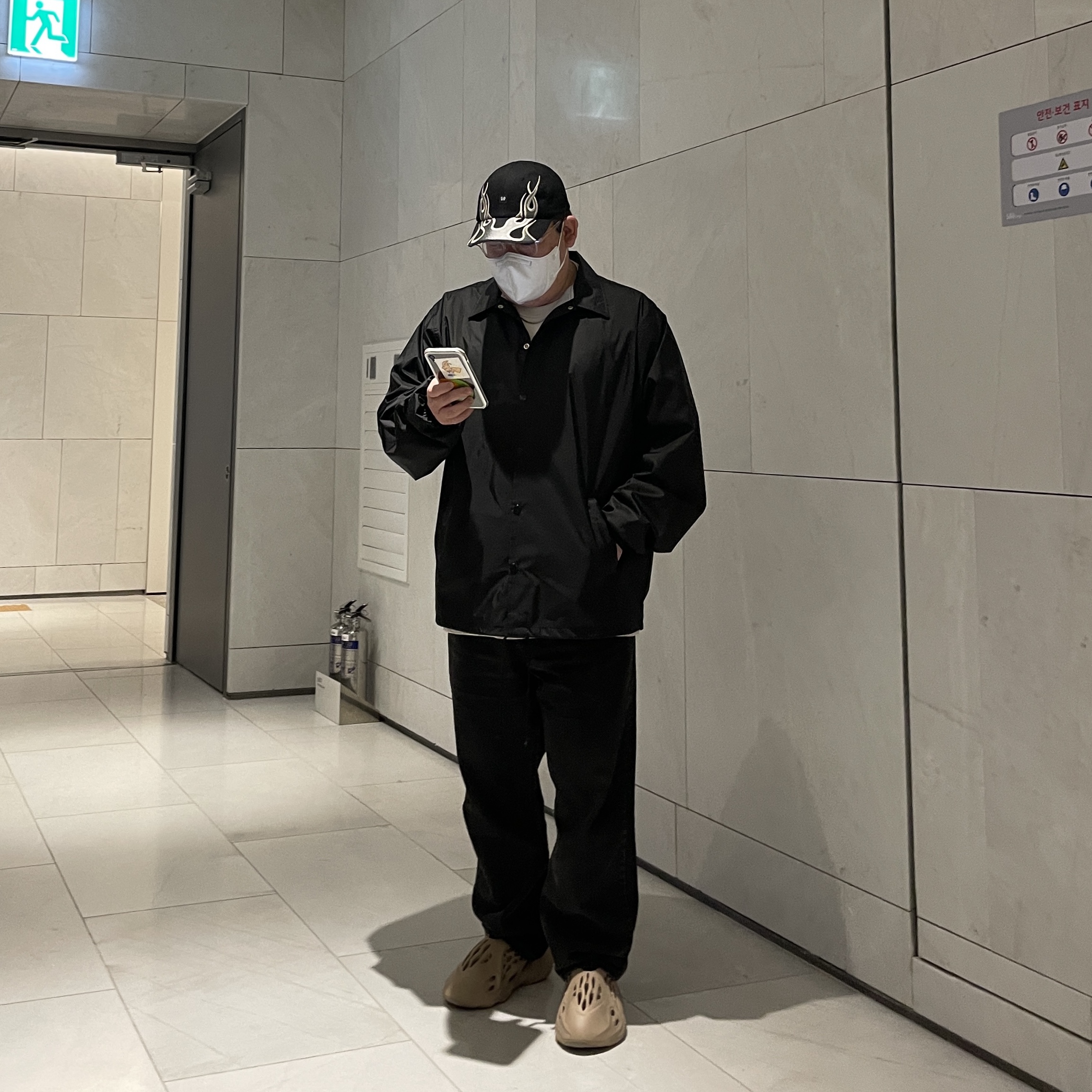 Adidas Yeezy Foam RNNR Mist, Yeezy Gap Engineered By Balenciaga Flame Cap Black 착용 스타일