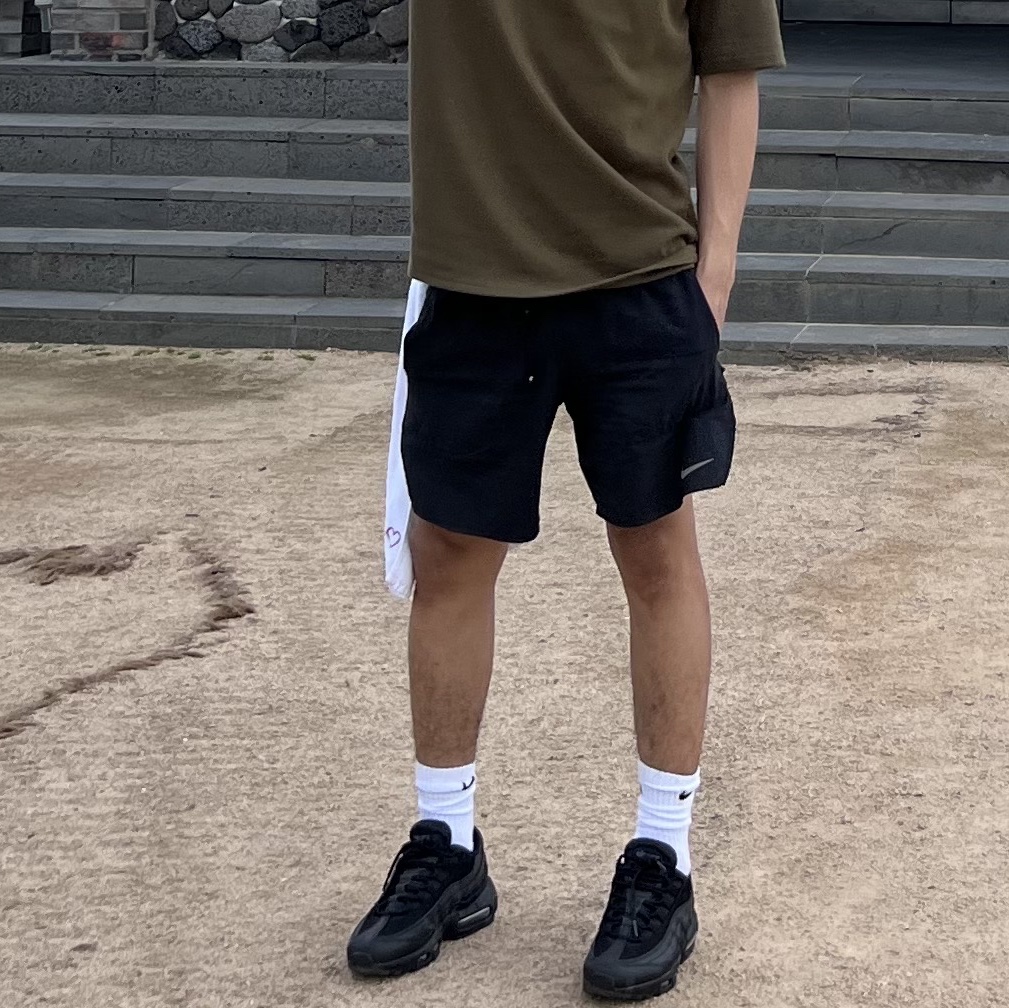 Nike Air Max 95 Essential Triple Black 2020 착용 스타일 - 2