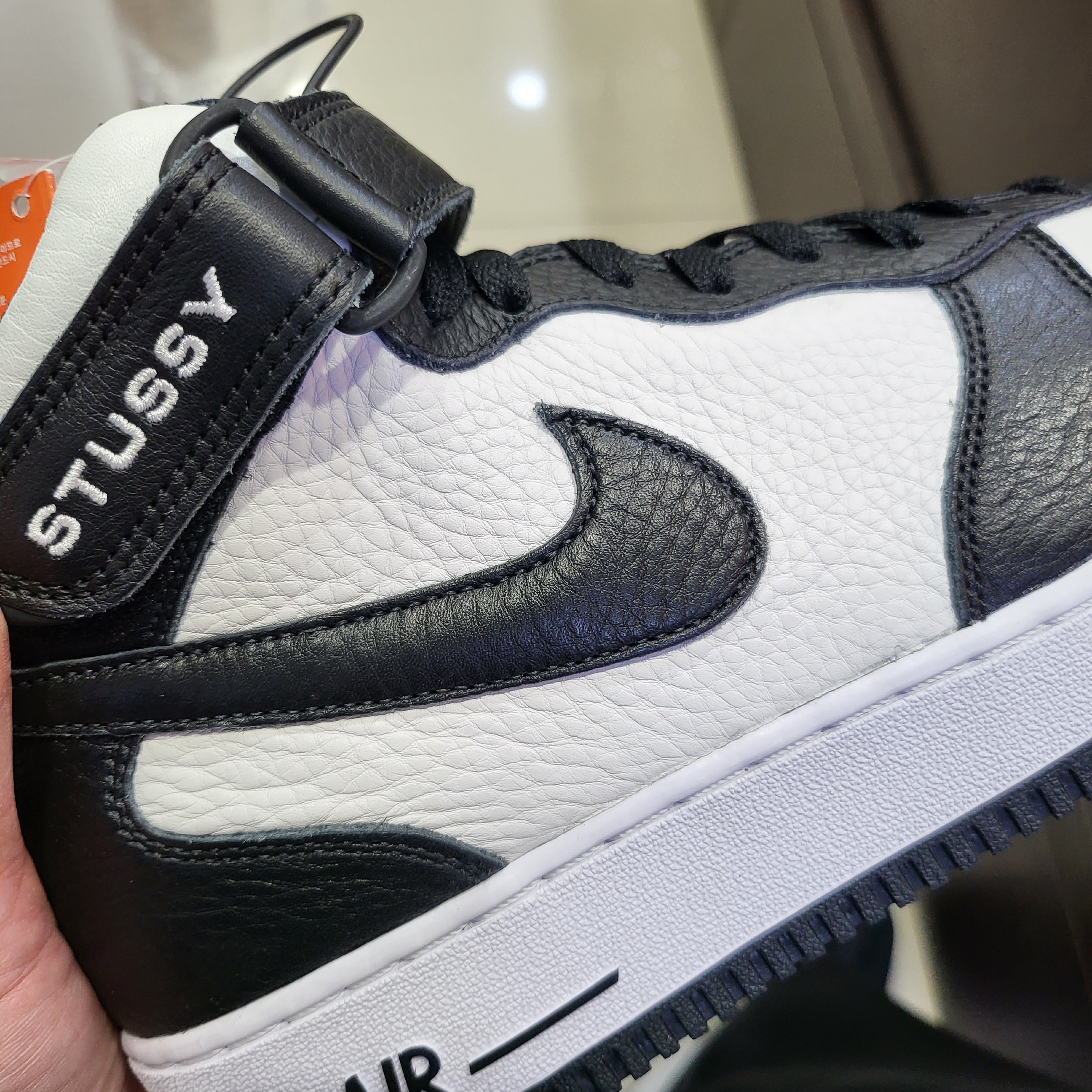Nike x Stussy Air Force 1 '07 Mid SP Black and Light Bone 착용 스타일 - 5