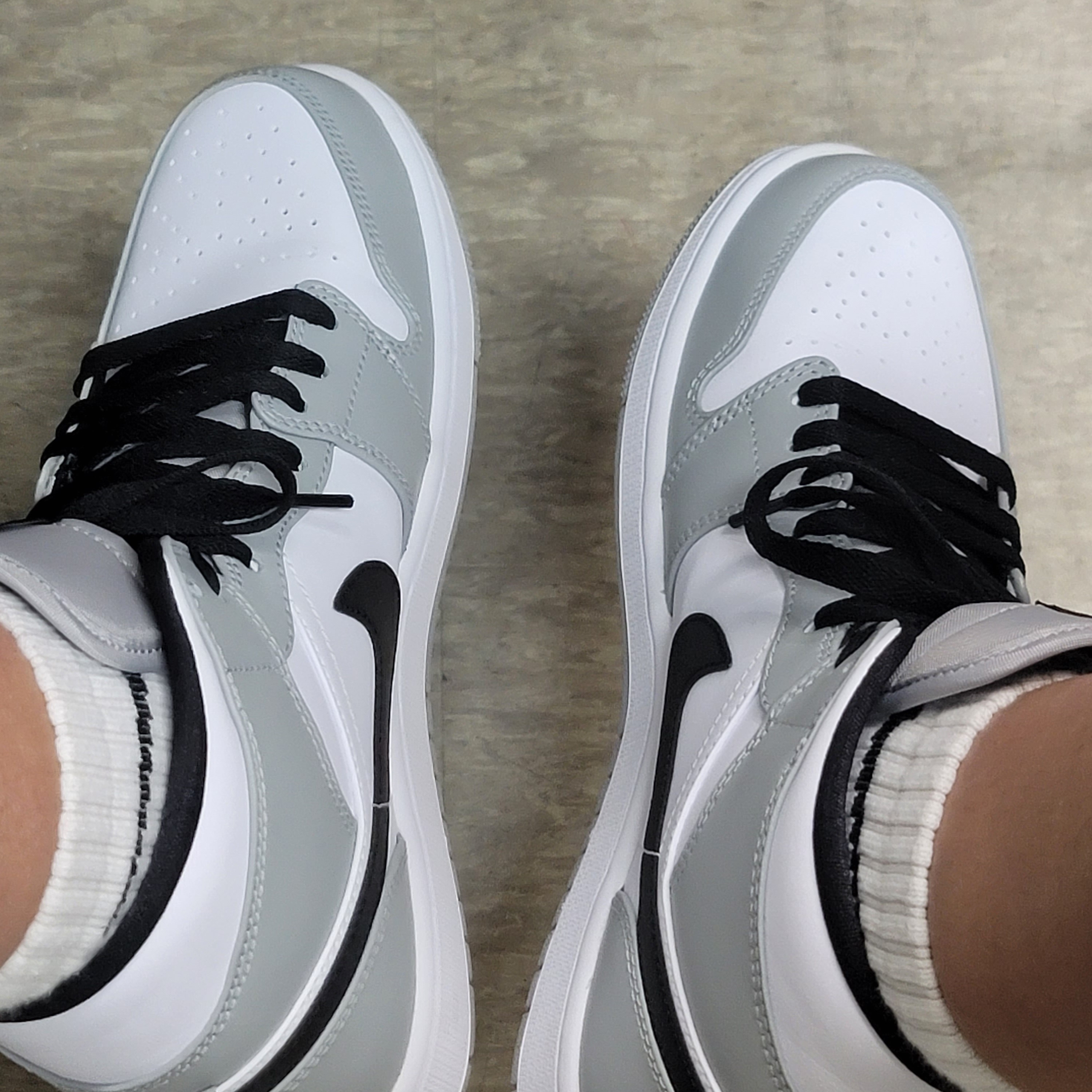 Jordan 1 Mid Light Smoke Grey 착용 스타일 - 3
