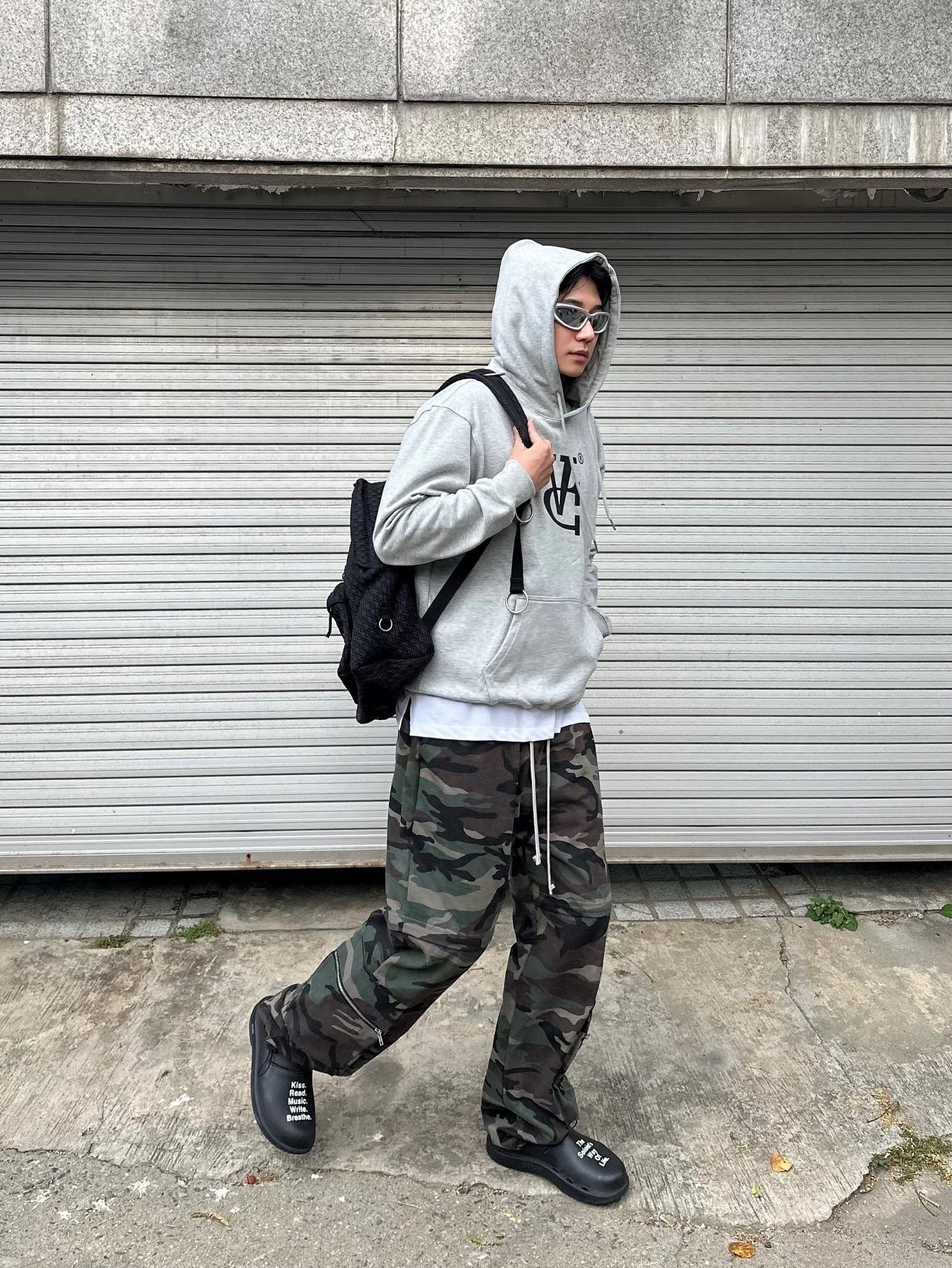 Oofos x Takahiromiyashita The Soloist The Soloist's Way Of Life Clog Black White 착용 스타일