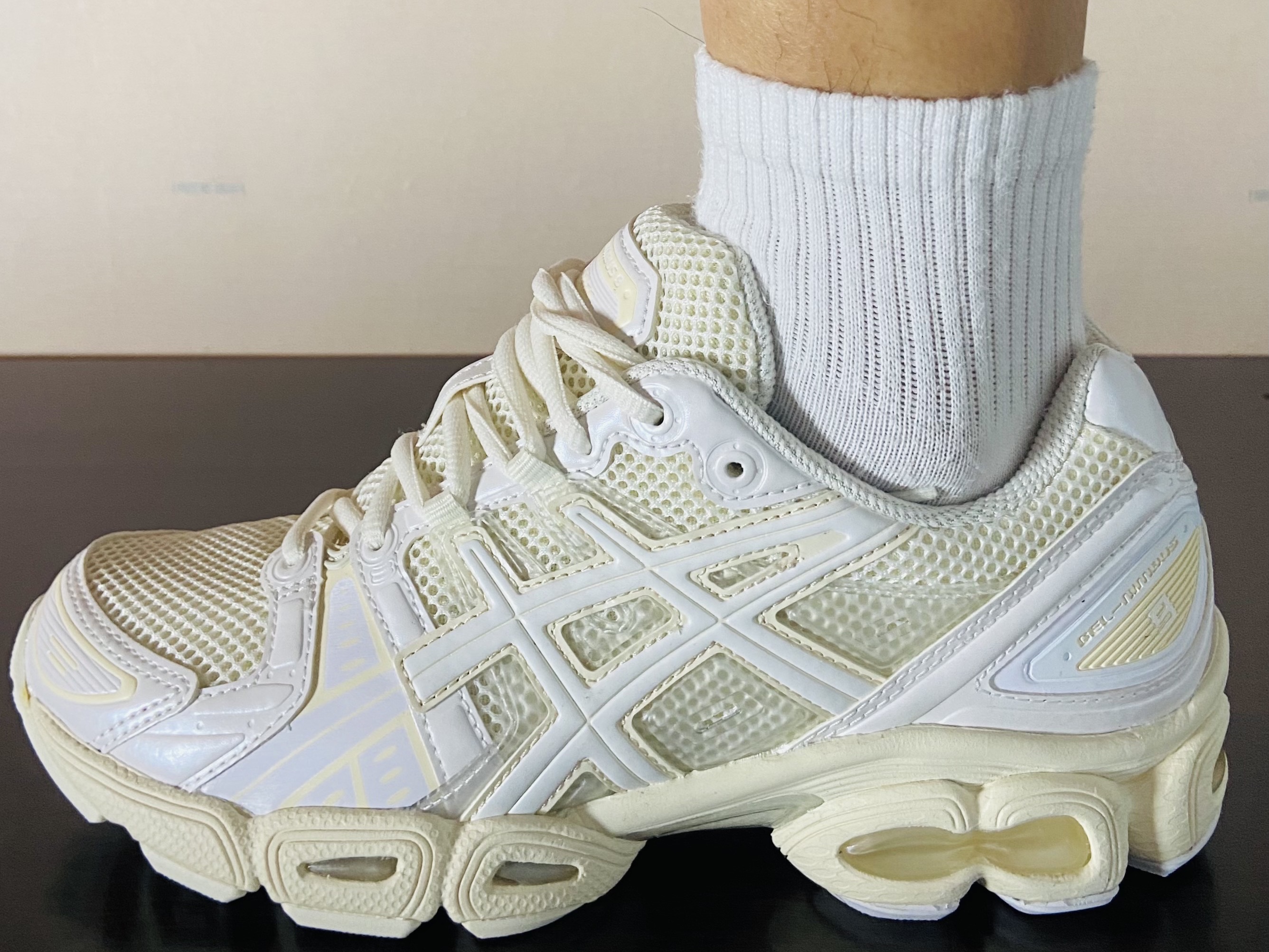 Asics x Jessica Gonsalves Gel-Nimbus 9 Cream White 착용 스타일
