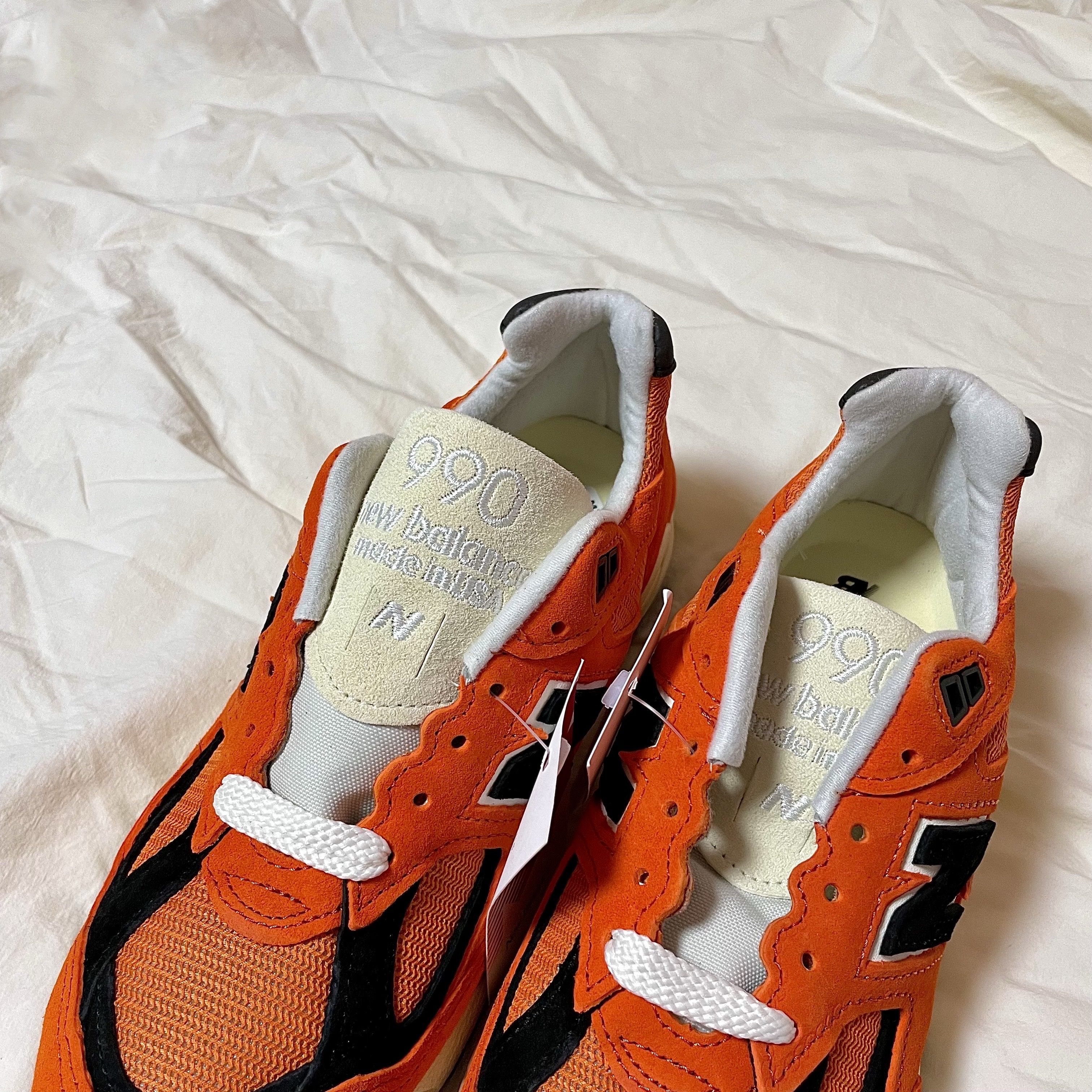 New Balance 990v2 Made in USA Marigold Black 착용 스타일 - 3