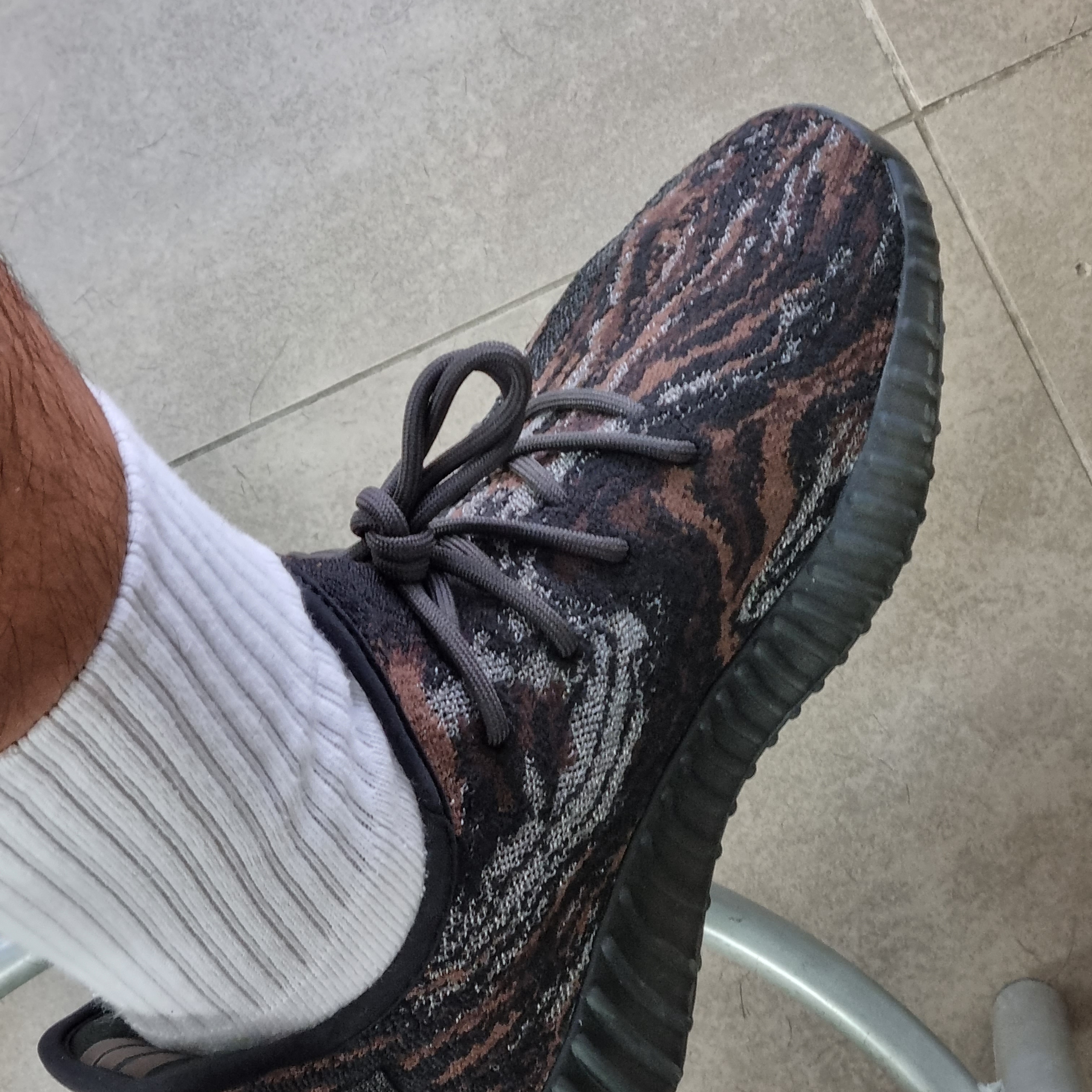 Adidas Yeezy Boost 350 V2 MX Rock 착용 스타일 - 1