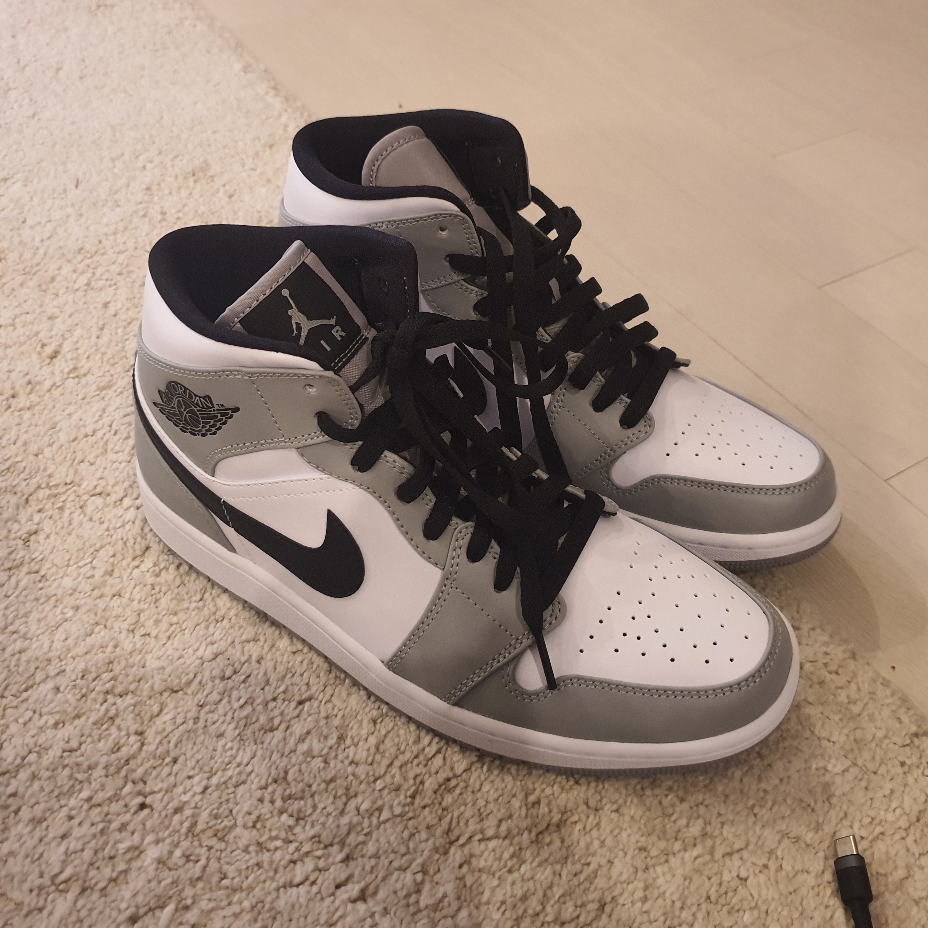 Jordan 1 Mid Light Smoke Grey 착용 스타일 - 3