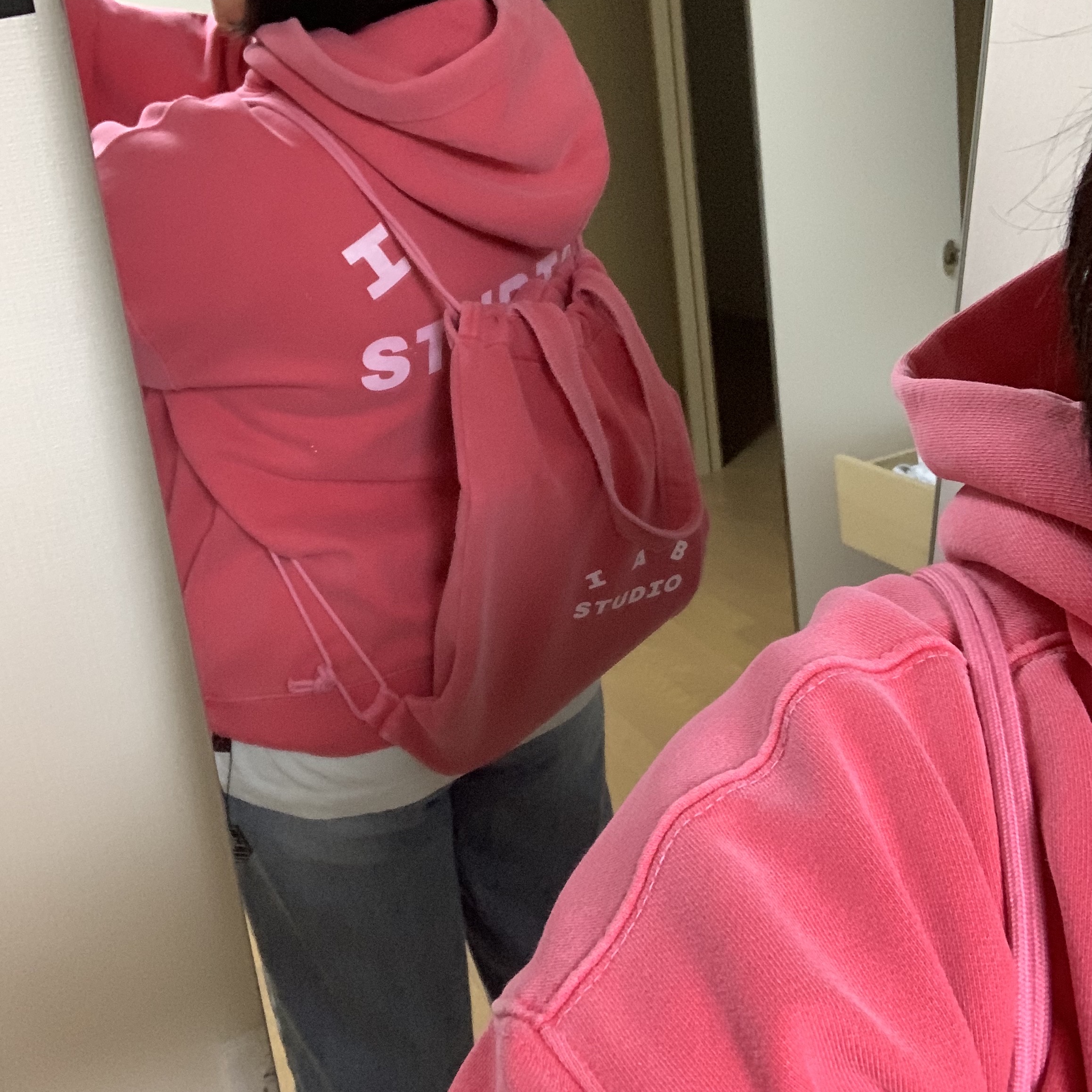 IAB Studio Pigment Hoodie & Sack Coral 착용 스타일 - 1