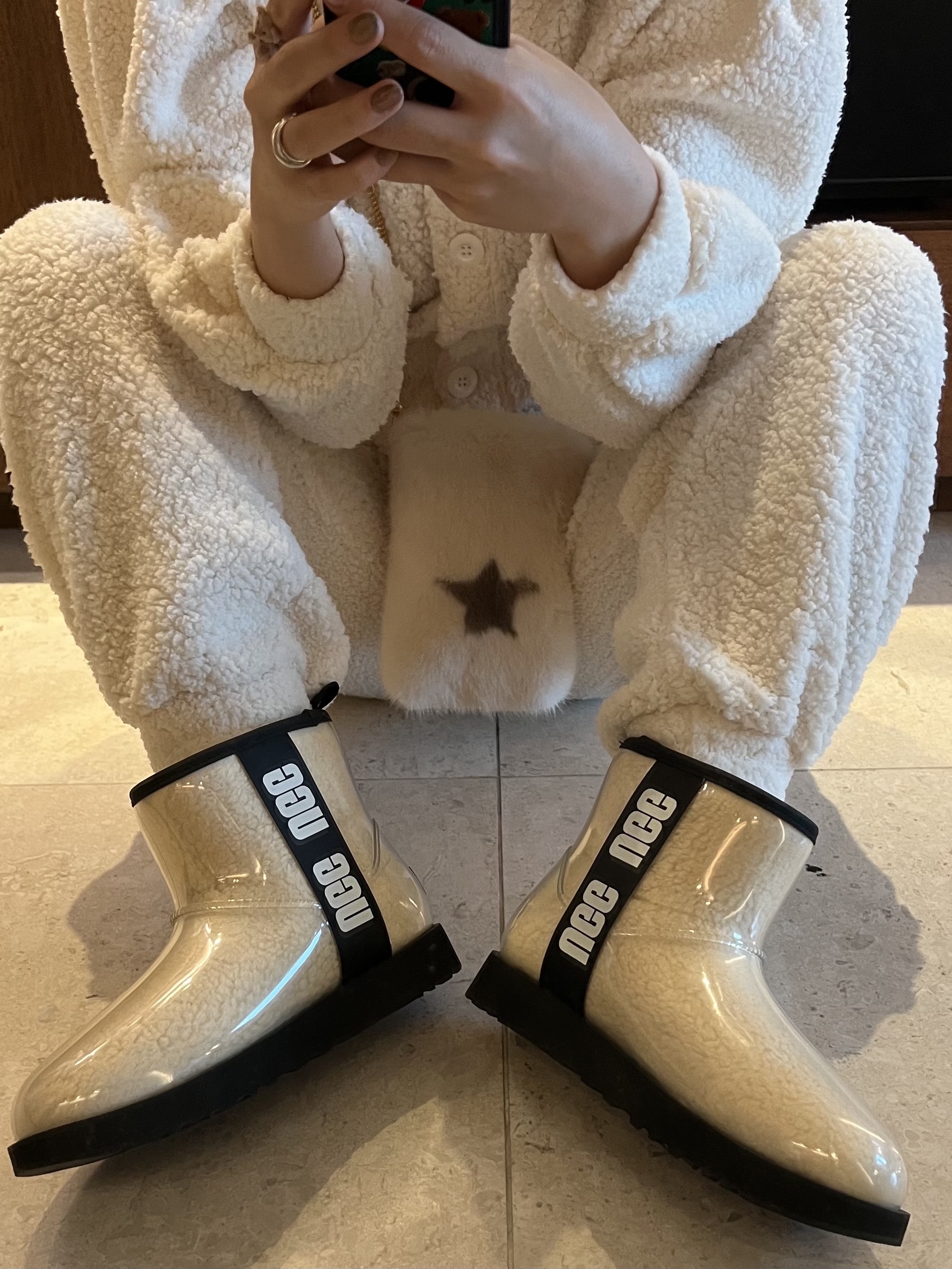 (W) UGG Classic Clear Mini Boots Natural Black 착용 스타일 - 3