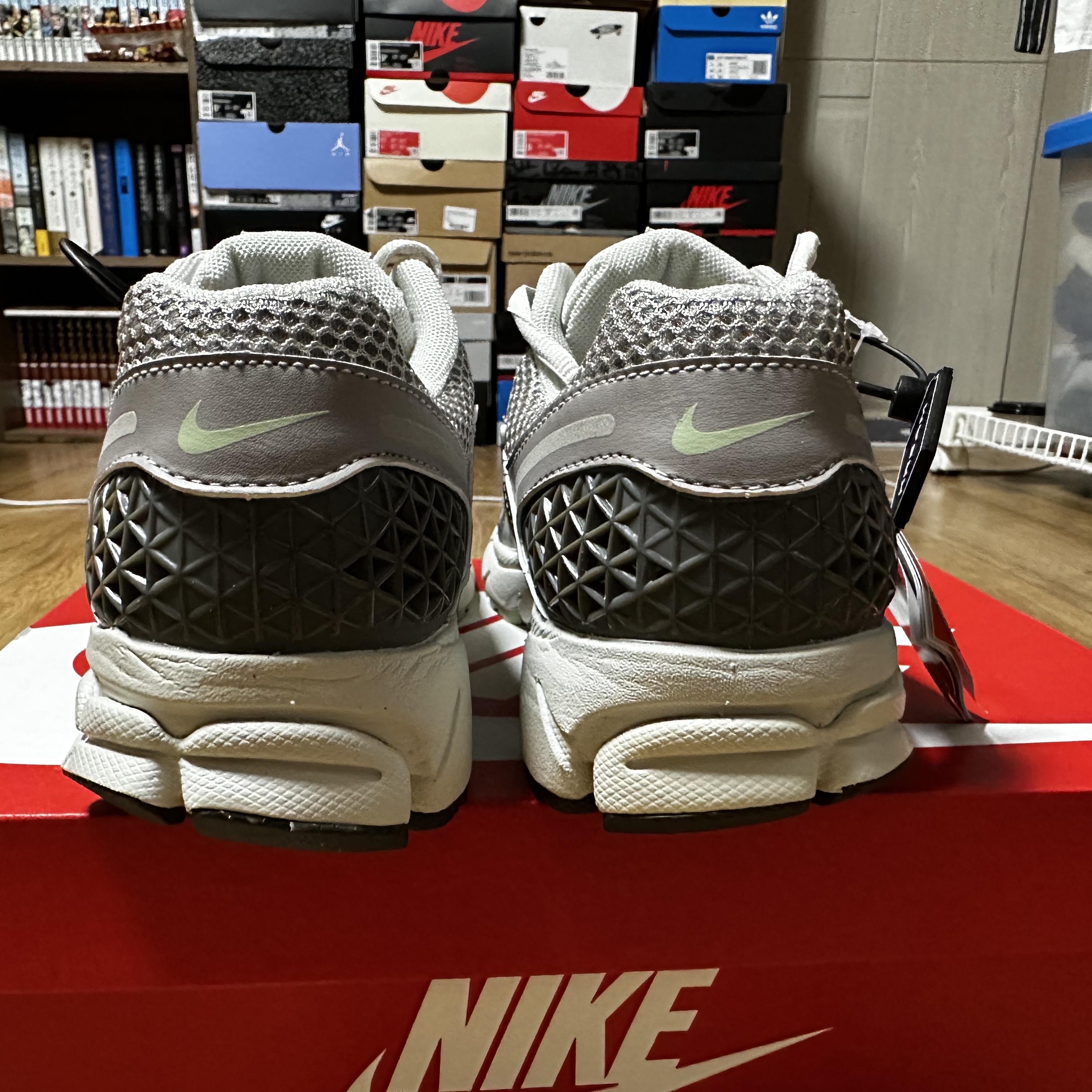 (W) Nike Zoom Vomero 5 Cobblestone and Flat Pewter 착용 스타일 - 2