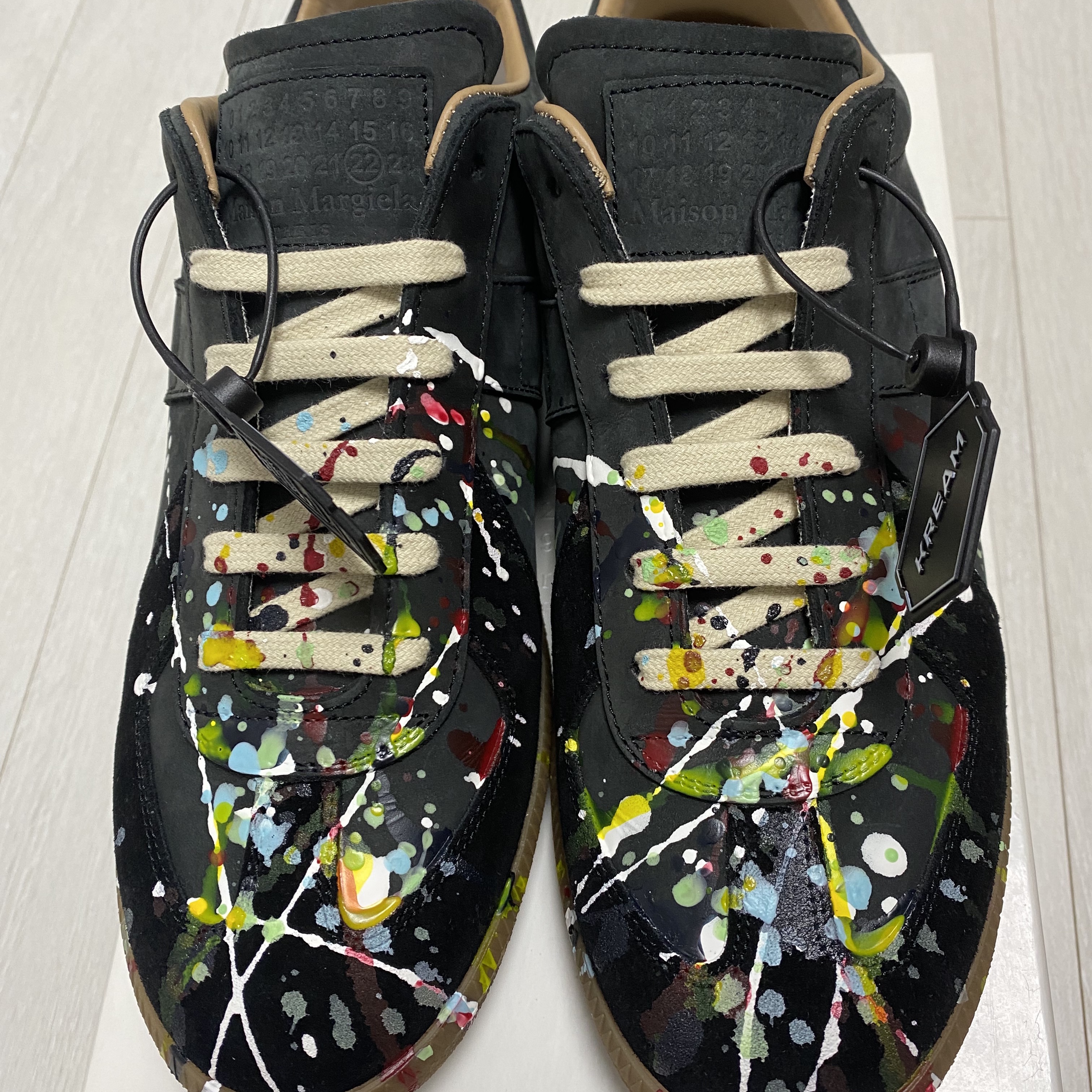 Maison Margiela Replica Paint Drop Sneakers Black 착용 스타일 - 1