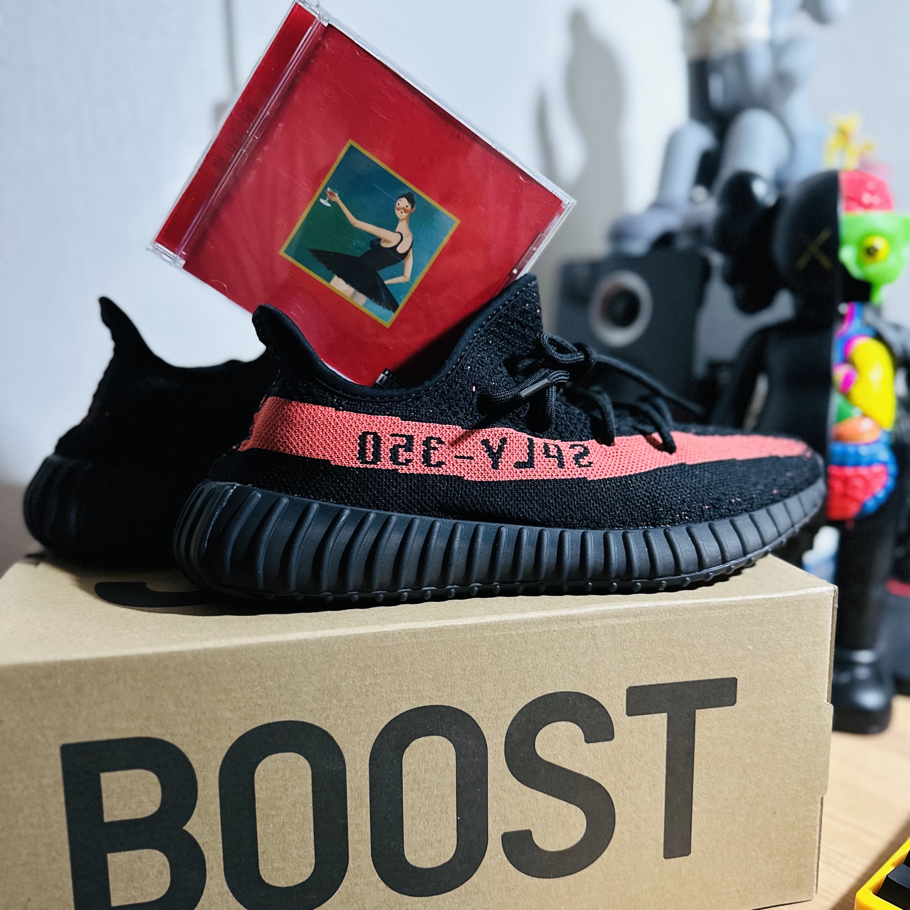 Adidas Yeezy Boost 350 V2 Core Black Red 2022/2023, Adidas Yeezy Boost 350 V2 Core Black White 2022 착용 스타일 - 4