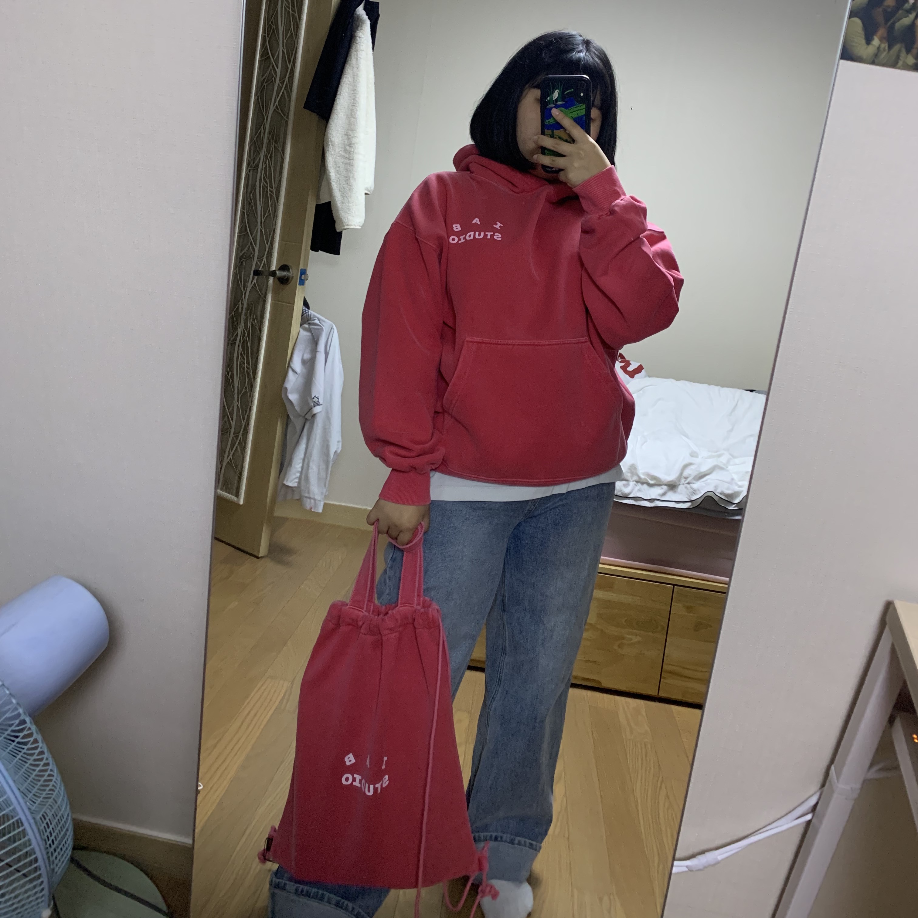 IAB Studio Pigment Hoodie & Sack Coral 착용 스타일 - 2