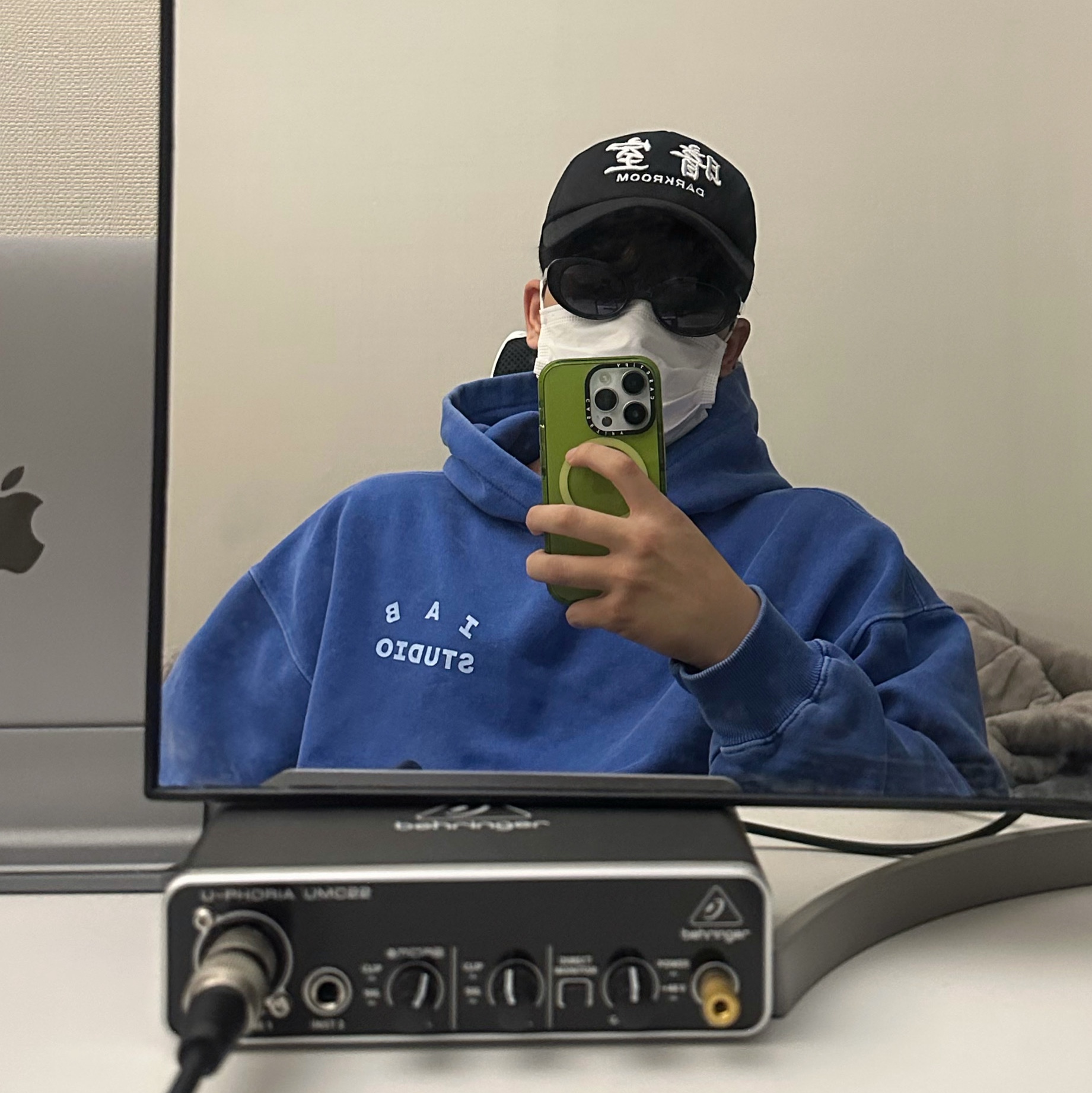 Darkr8m Studio Mesh Trucker Cap Black, IAB Studio Pigment Hoodie Royal Blue - 22FW 착용 스타일