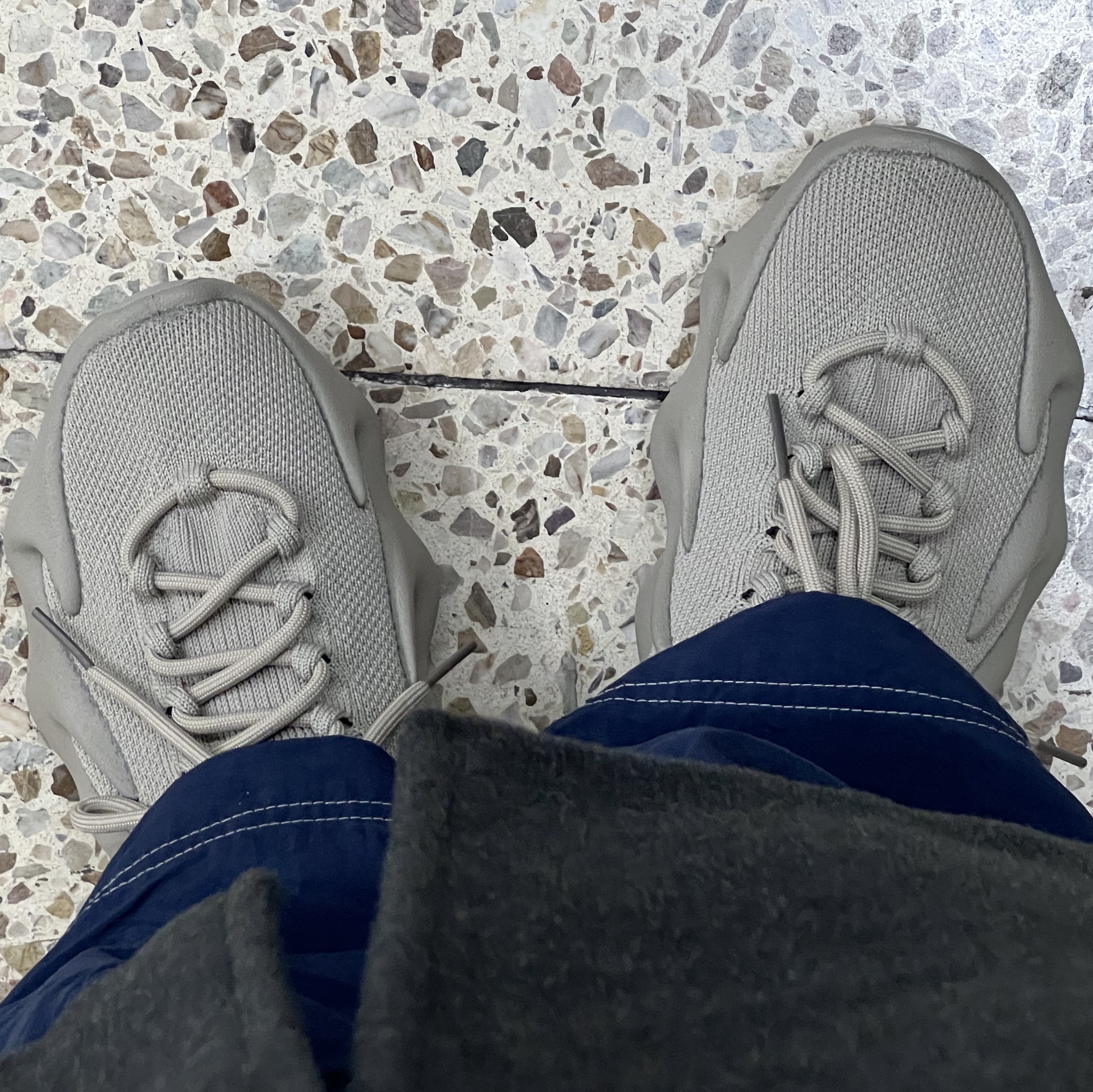 Adidas Yeezy 450 Stone Flax 착용 스타일