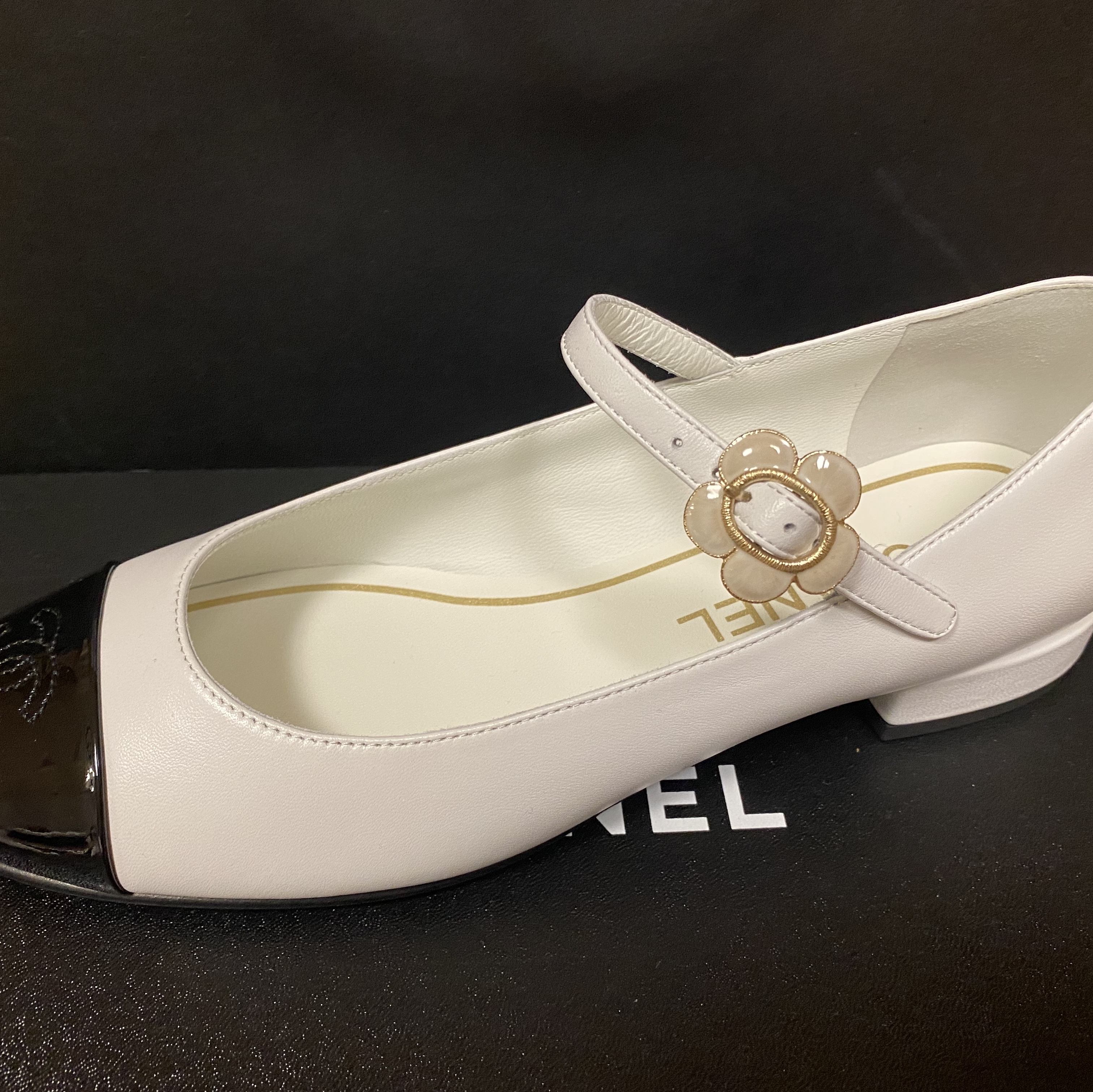 (W) Chanel Mary Jane Lambskin Patent Calfskin & White Black 착용 스타일 - 1
