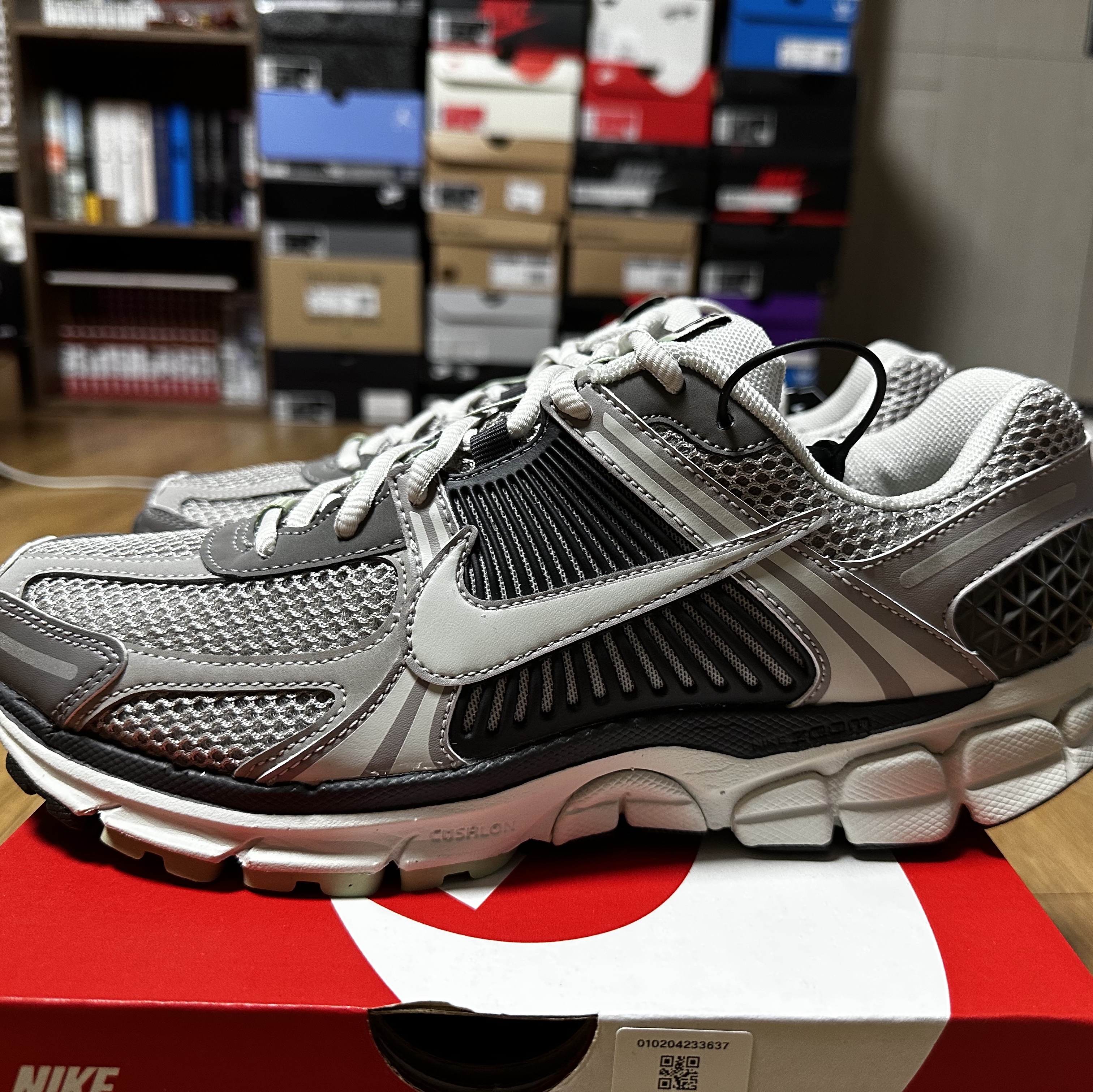 (W) Nike Zoom Vomero 5 Cobblestone and Flat Pewter 착용 스타일 - 1