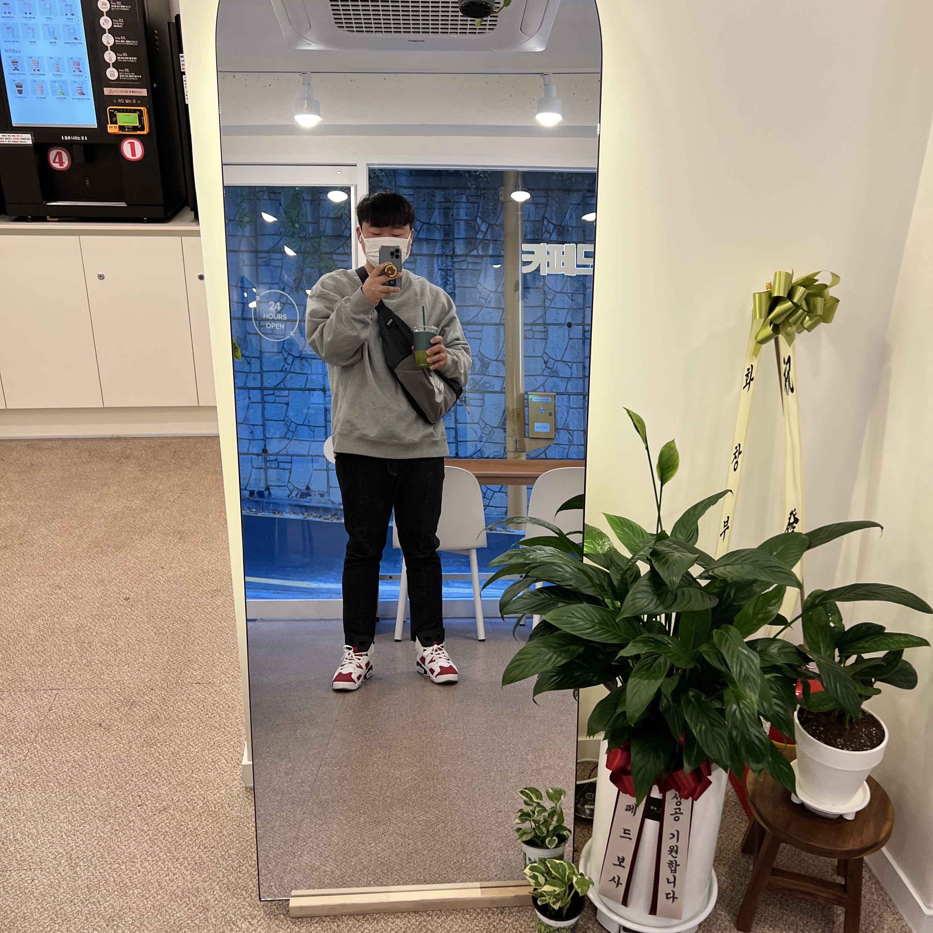 Jordan 6 Retro Carmine 2021, Nike x Stussy NRG ZR Fleece Crewneck Heather Grey - US/EU 착용 스타일 - 1