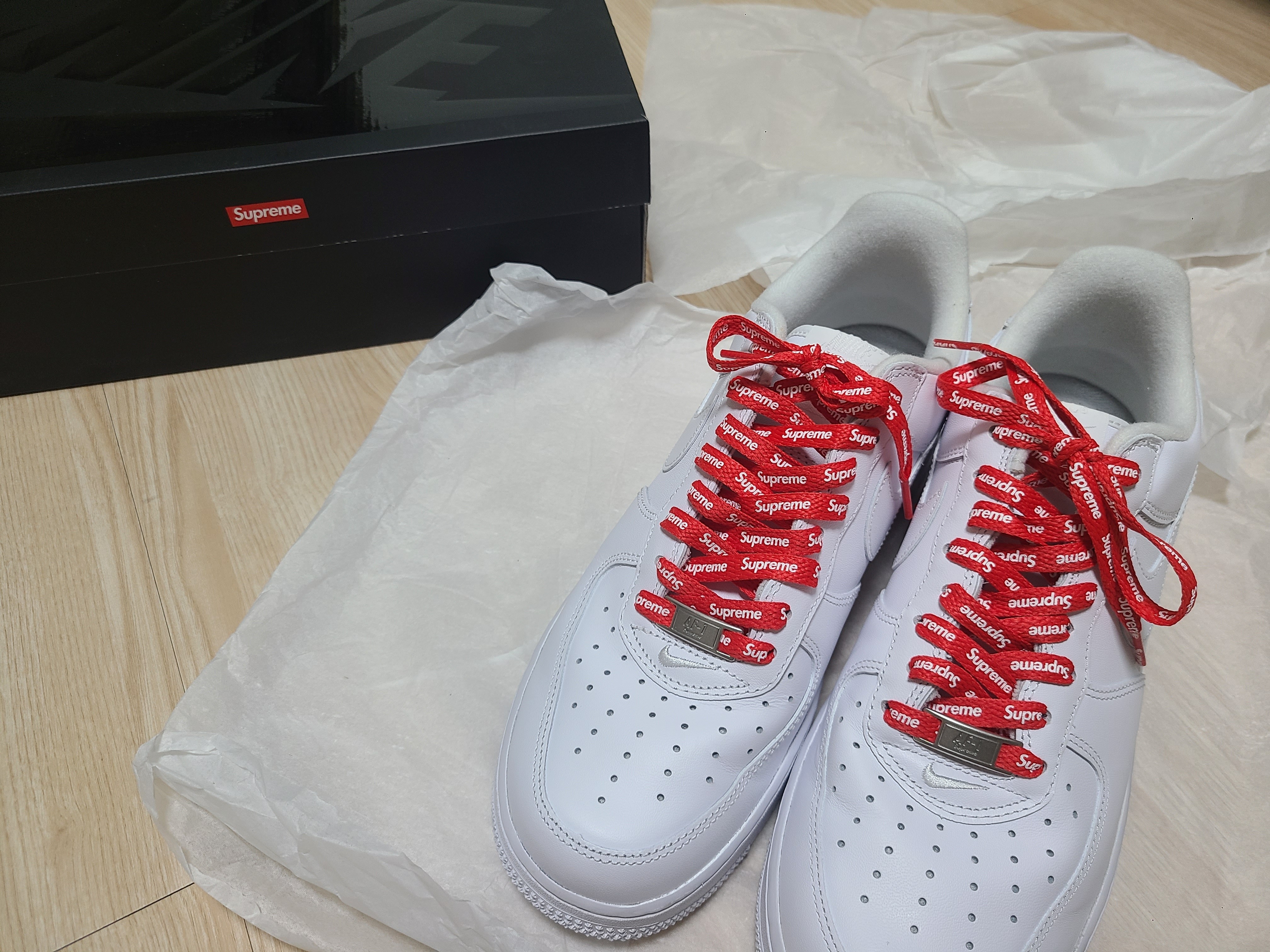 Nike x Supreme Air Force 1 Low White 착용 스타일