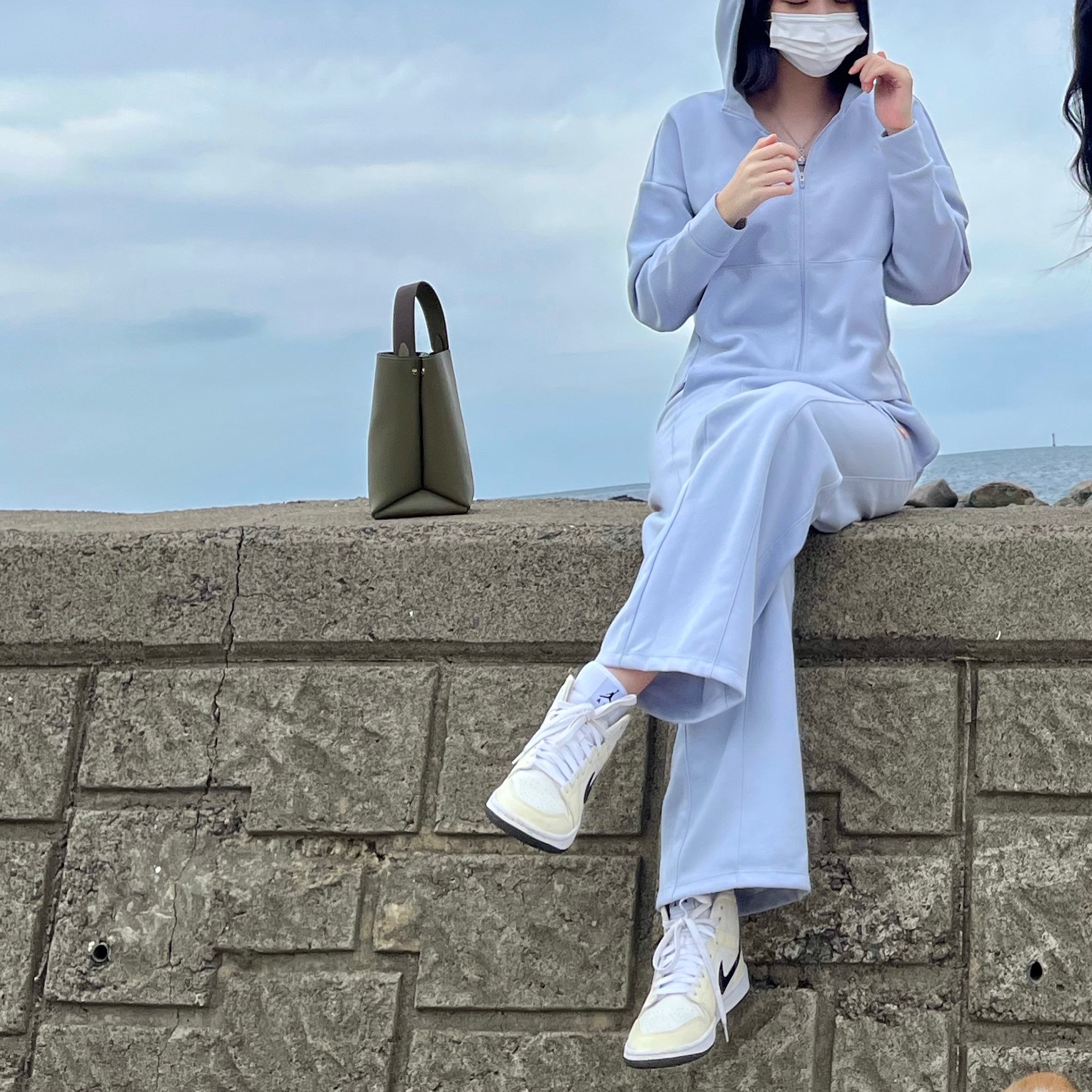 (W) Jordan 1 Mid Coconut Milk 착용 스타일 - 1