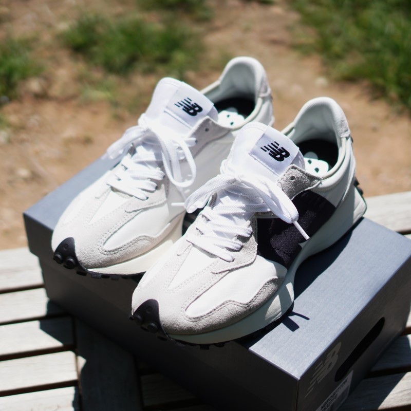 New Balance 327 White Black 착용 스타일 - 2