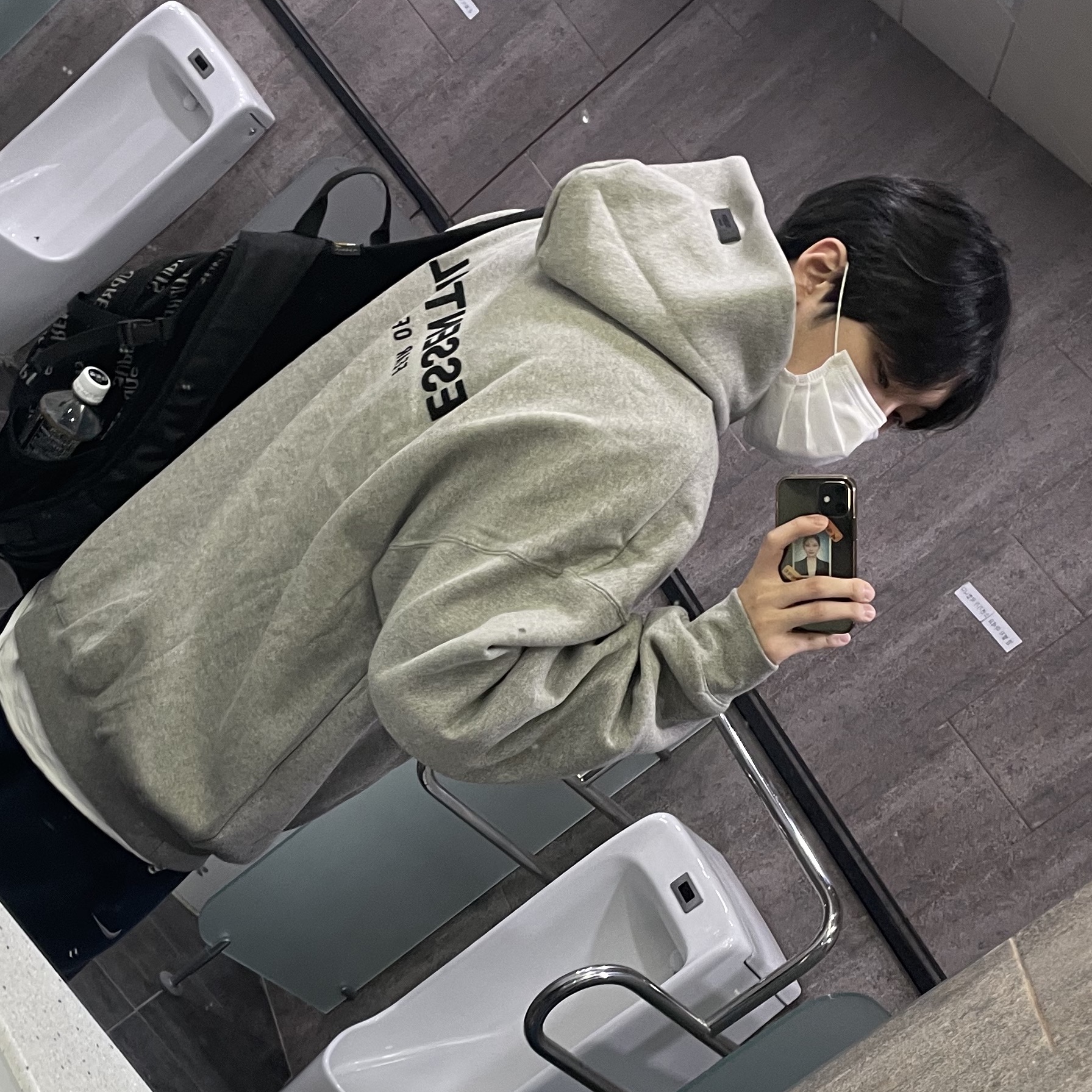 Essentials The Core Collection Hoodie Dark Oatmeal 착용 스타일
