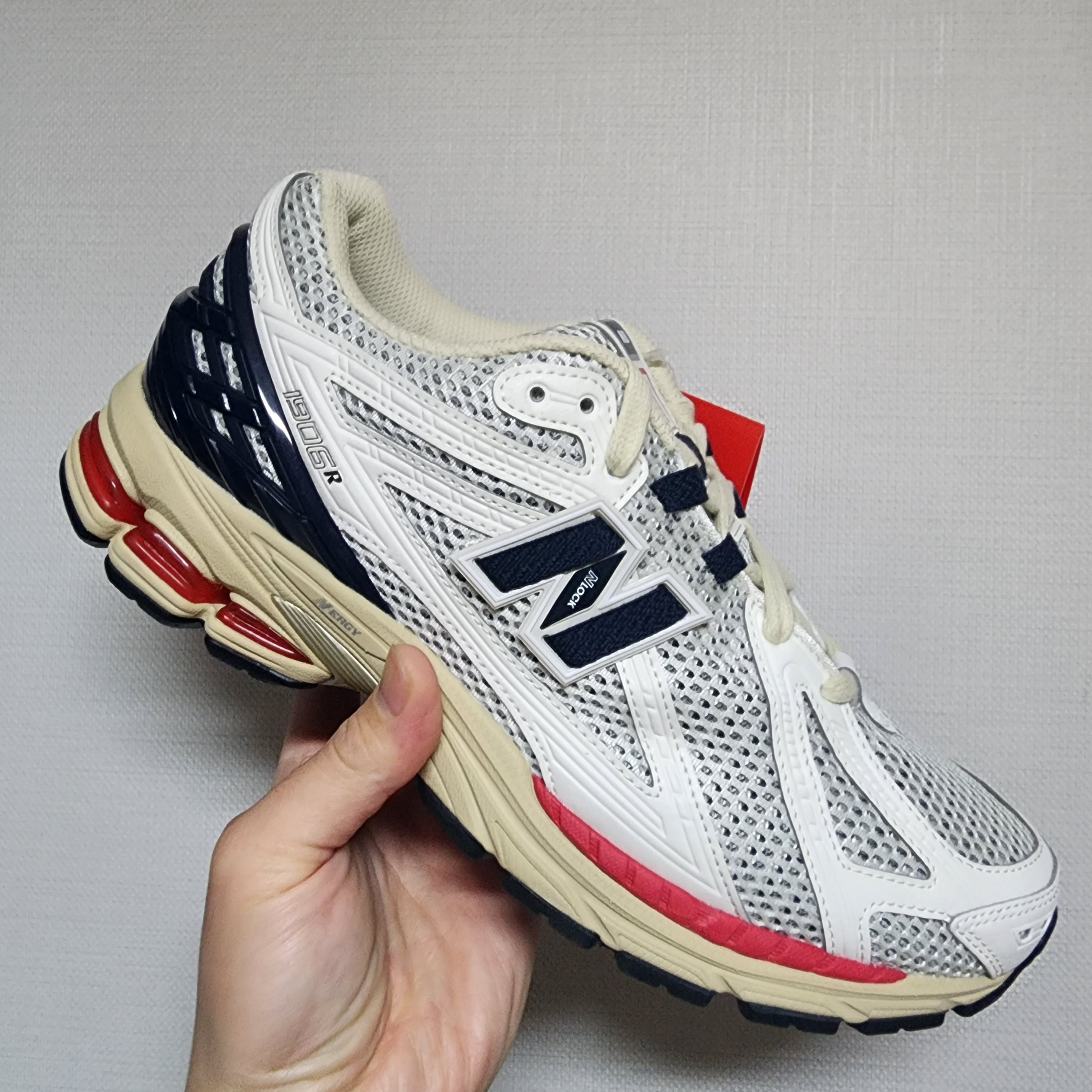 New Balance 1906R Black Red 착용 스타일 - 1