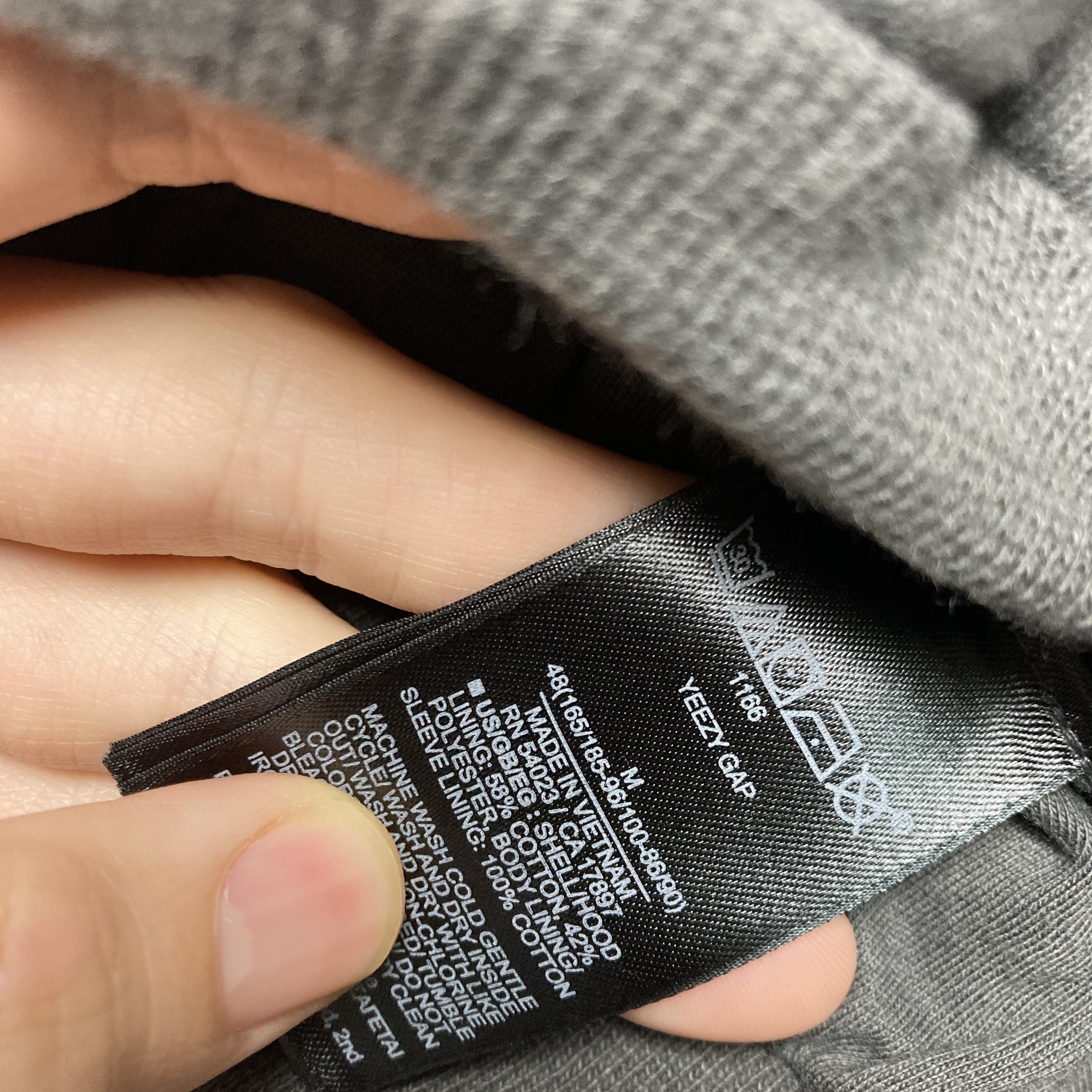 Yeezy Gap Engineered By Balenciaga Dove Hoodie Black 착용 스타일 - 3