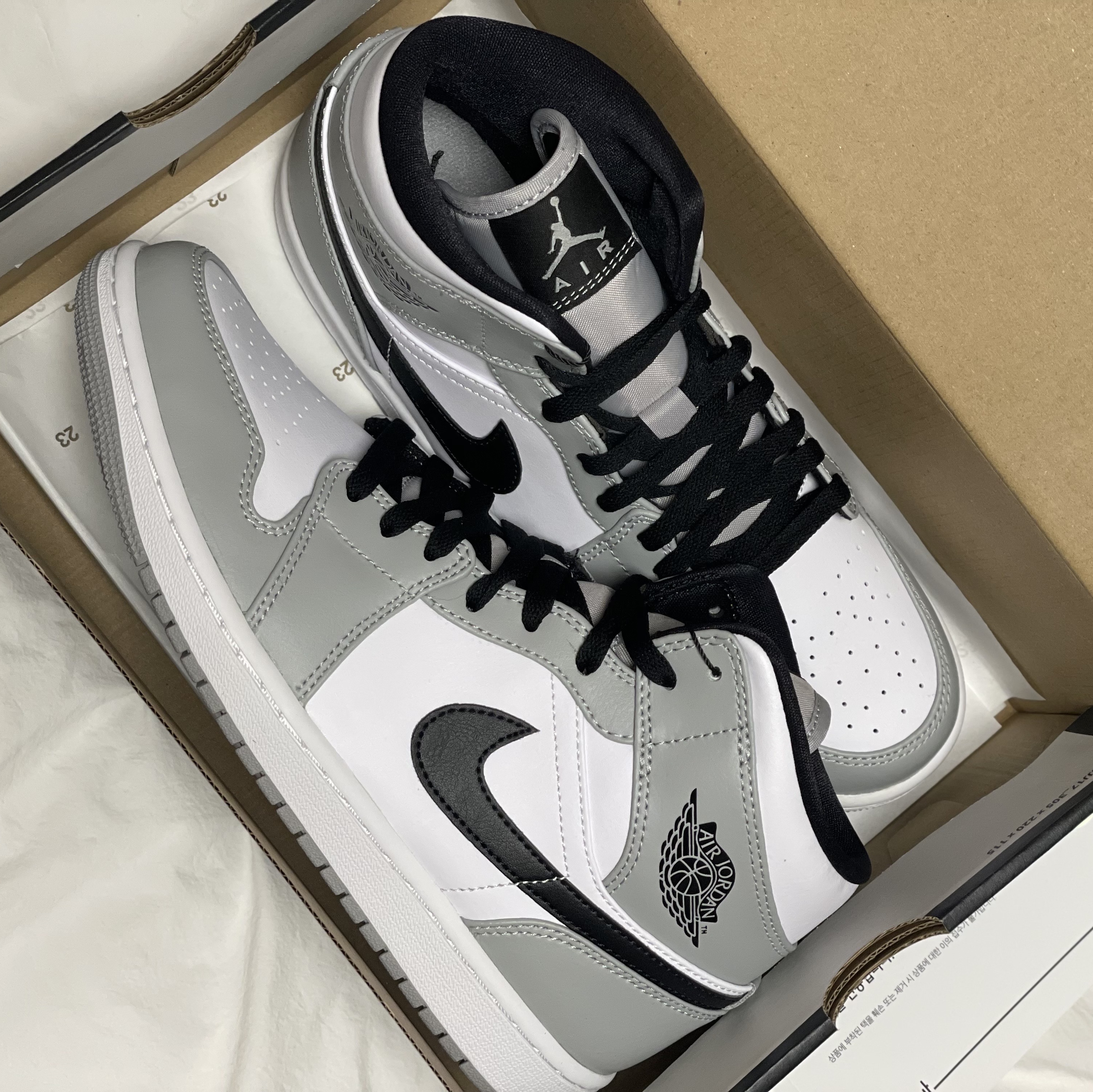 Jordan 1 Mid Light Smoke Grey 착용 스타일 - 2