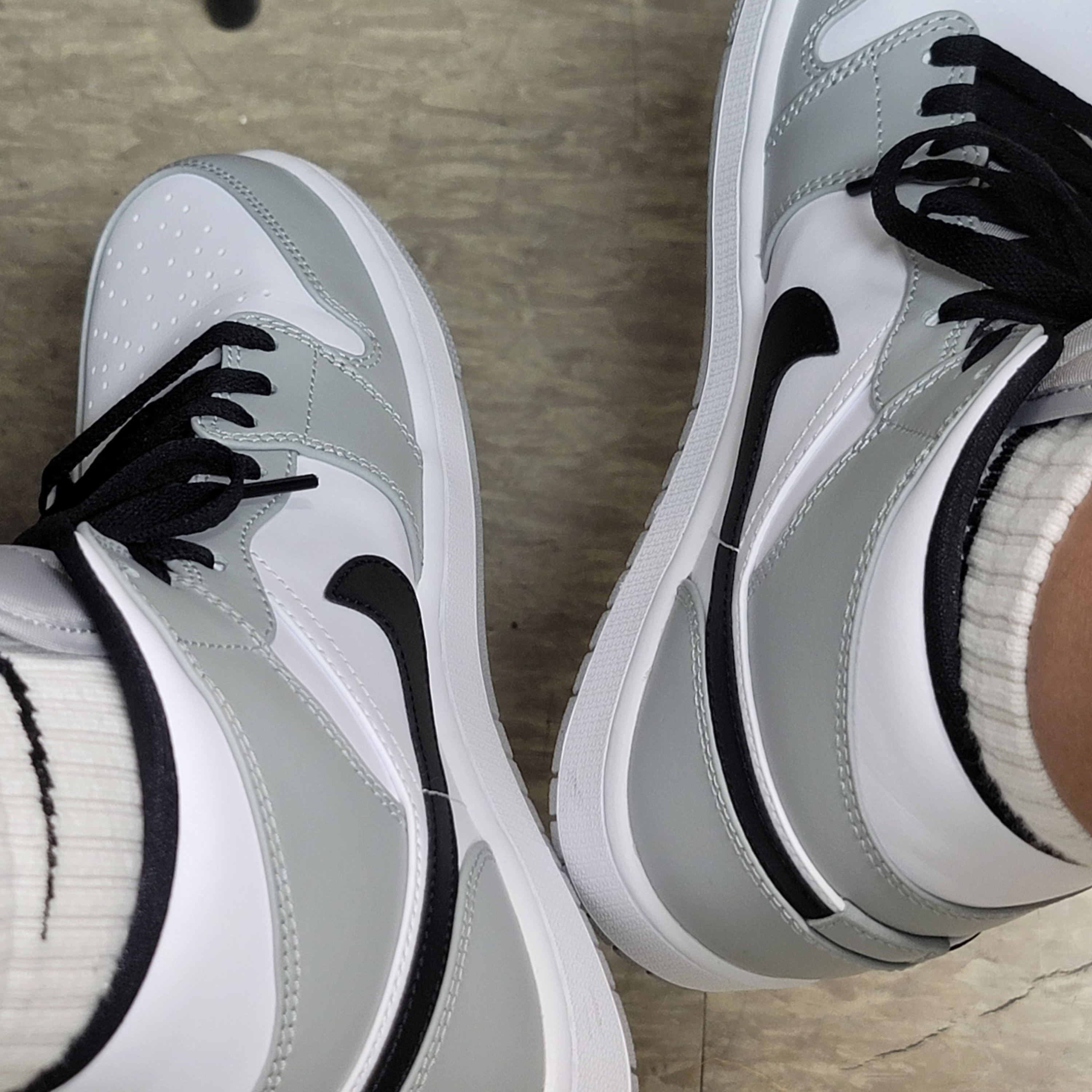 Jordan 1 Mid Light Smoke Grey 착용 스타일 - 1
