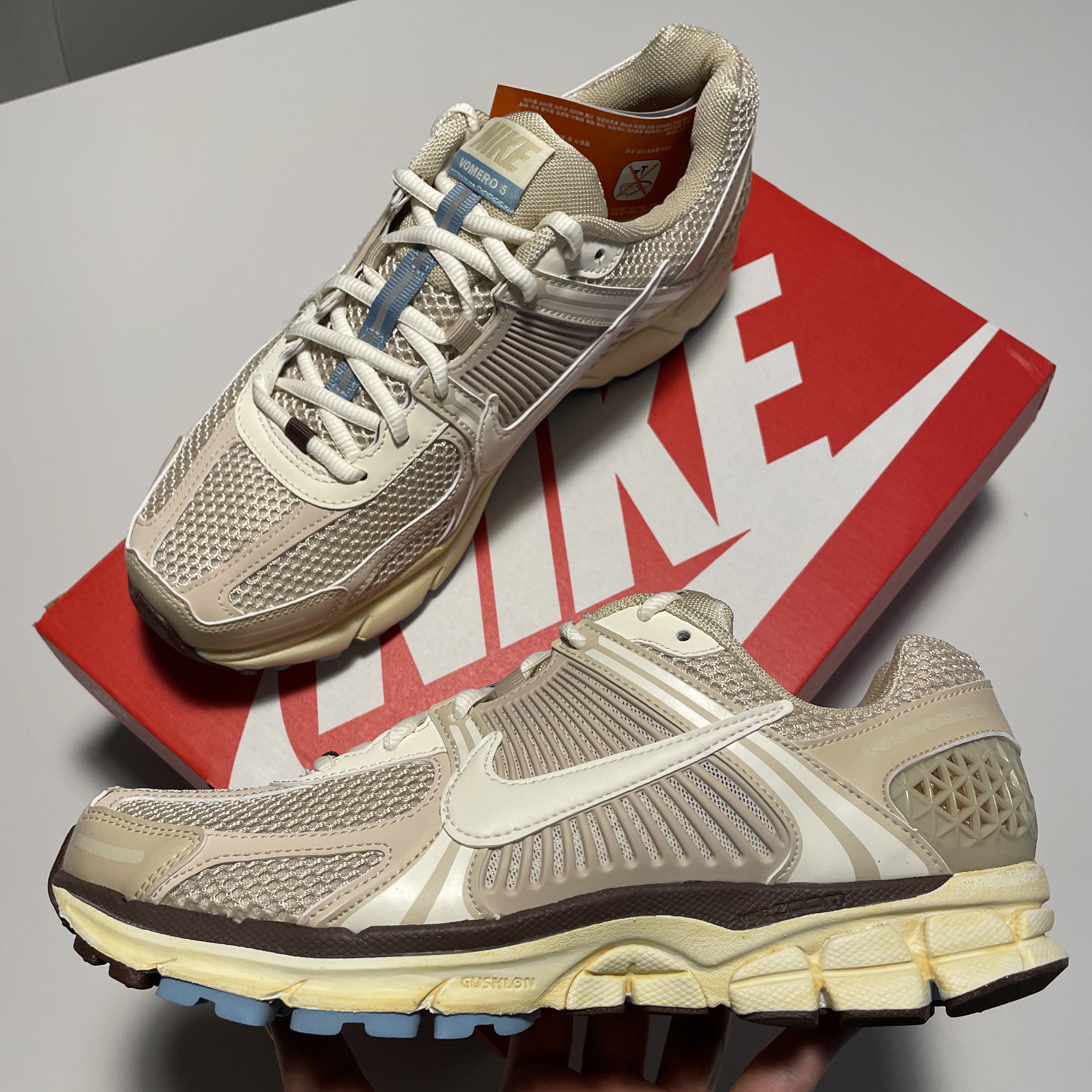 (W) Nike Zoom Vomero 5 Oatmeal 착용 스타일