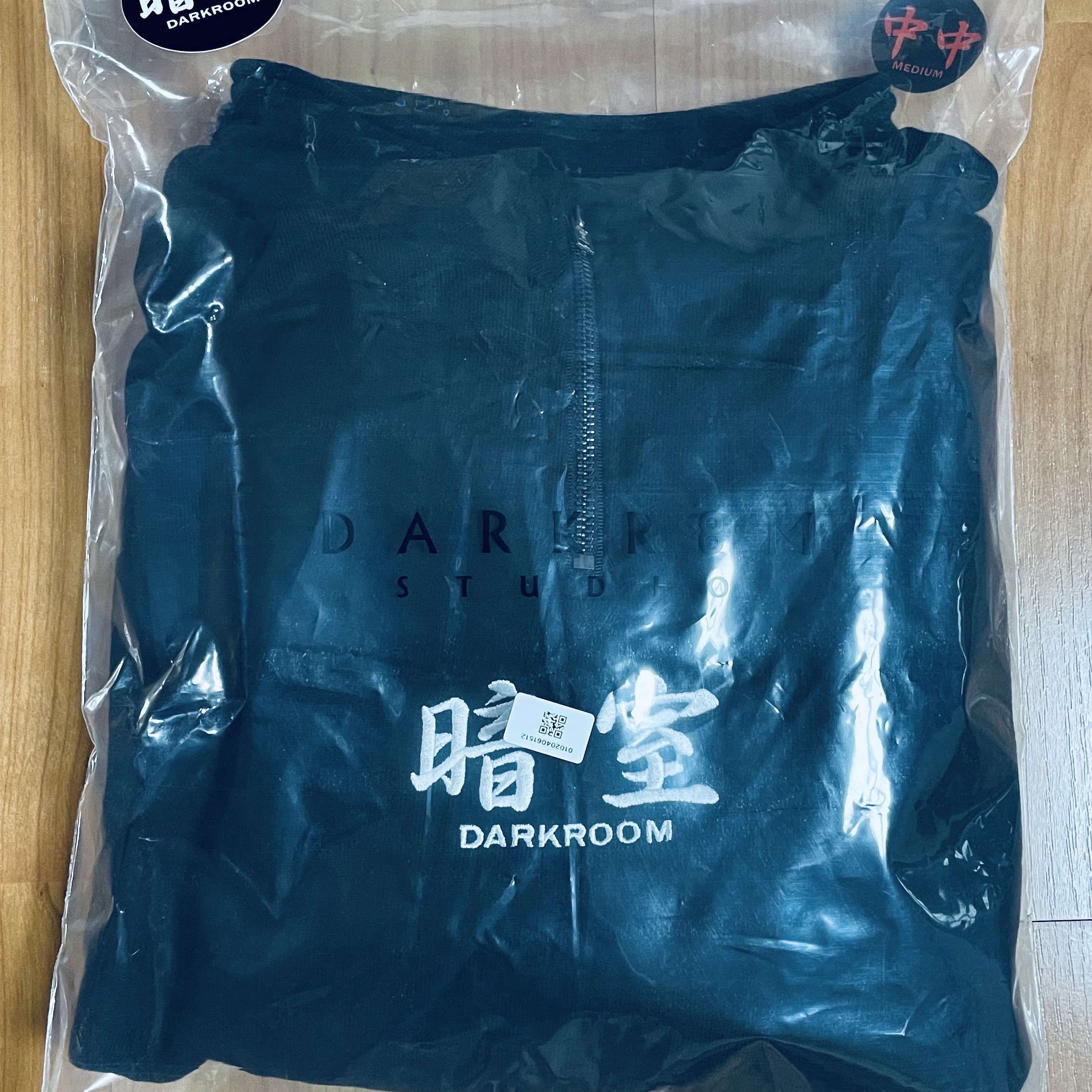 Darkr8m Studio Quarter Zip Up Sweatshirt Black, Darkr8m Studio Upside Down Silver Logo Cap 착용 스타일 - 1