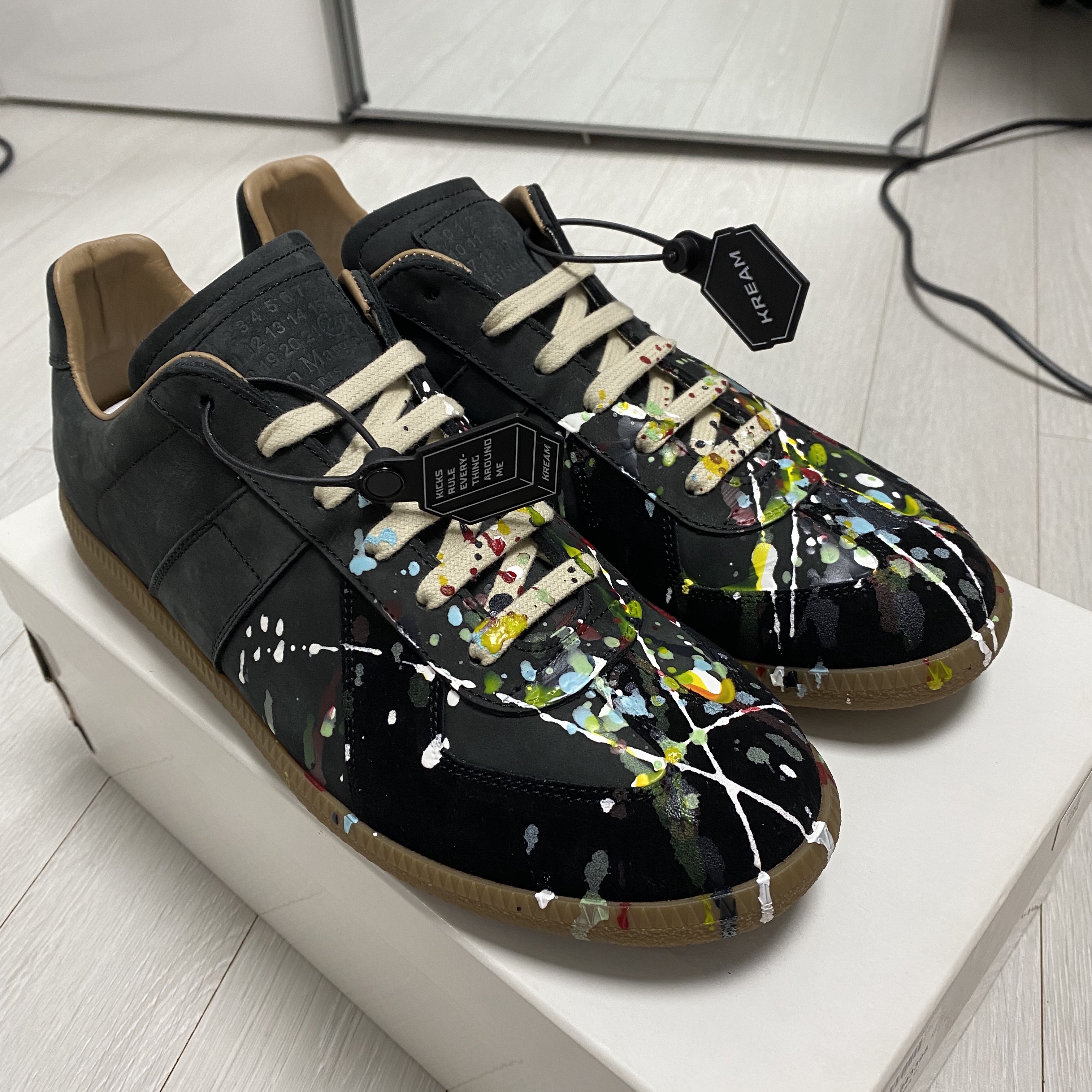 Maison Margiela Replica Paint Drop Sneakers Black 착용 스타일 - 2