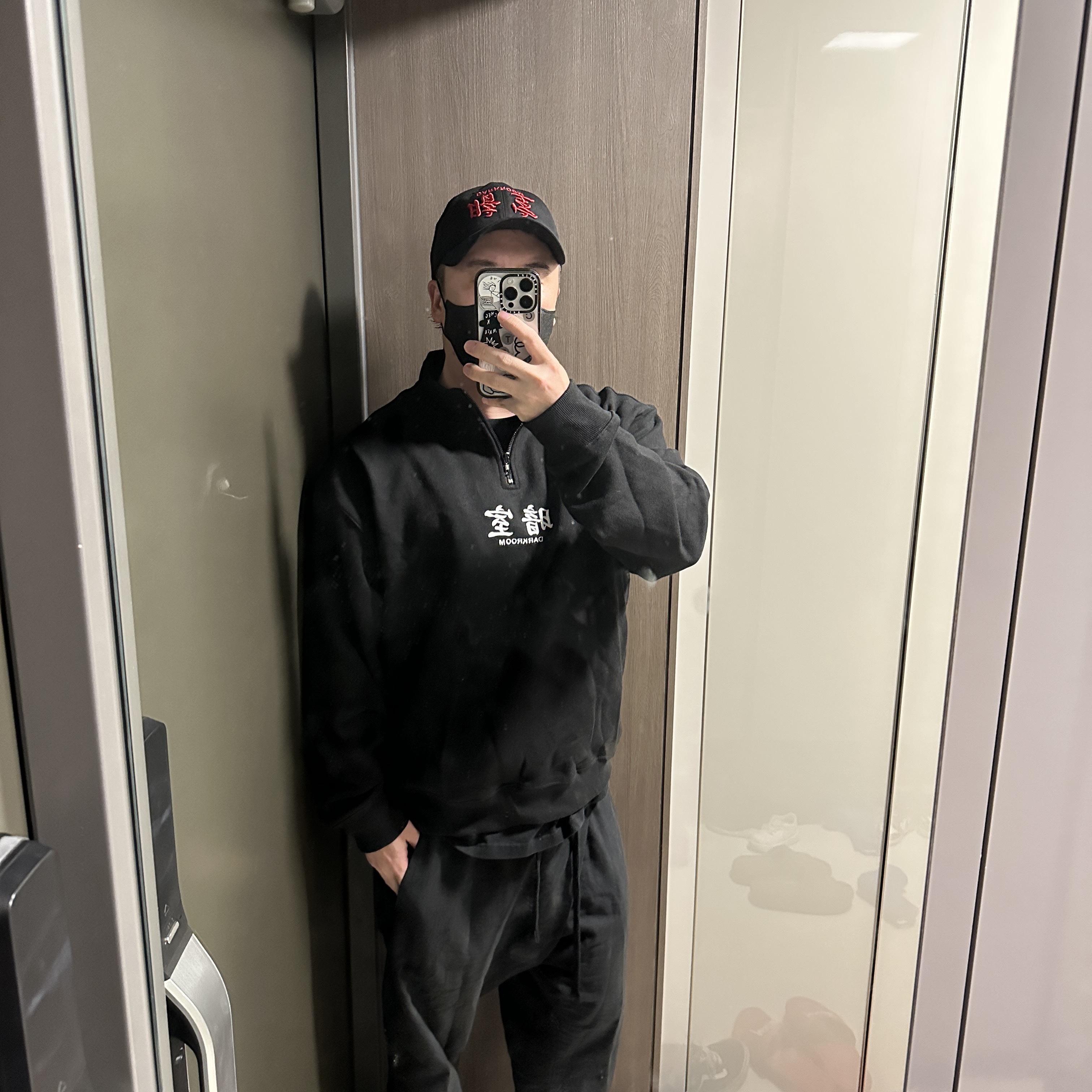 Darkr8m Studio Quarter Zip Up Sweatshirt Black, Darkr8m Studio Upside Down Red Logo Cap 착용 스타일