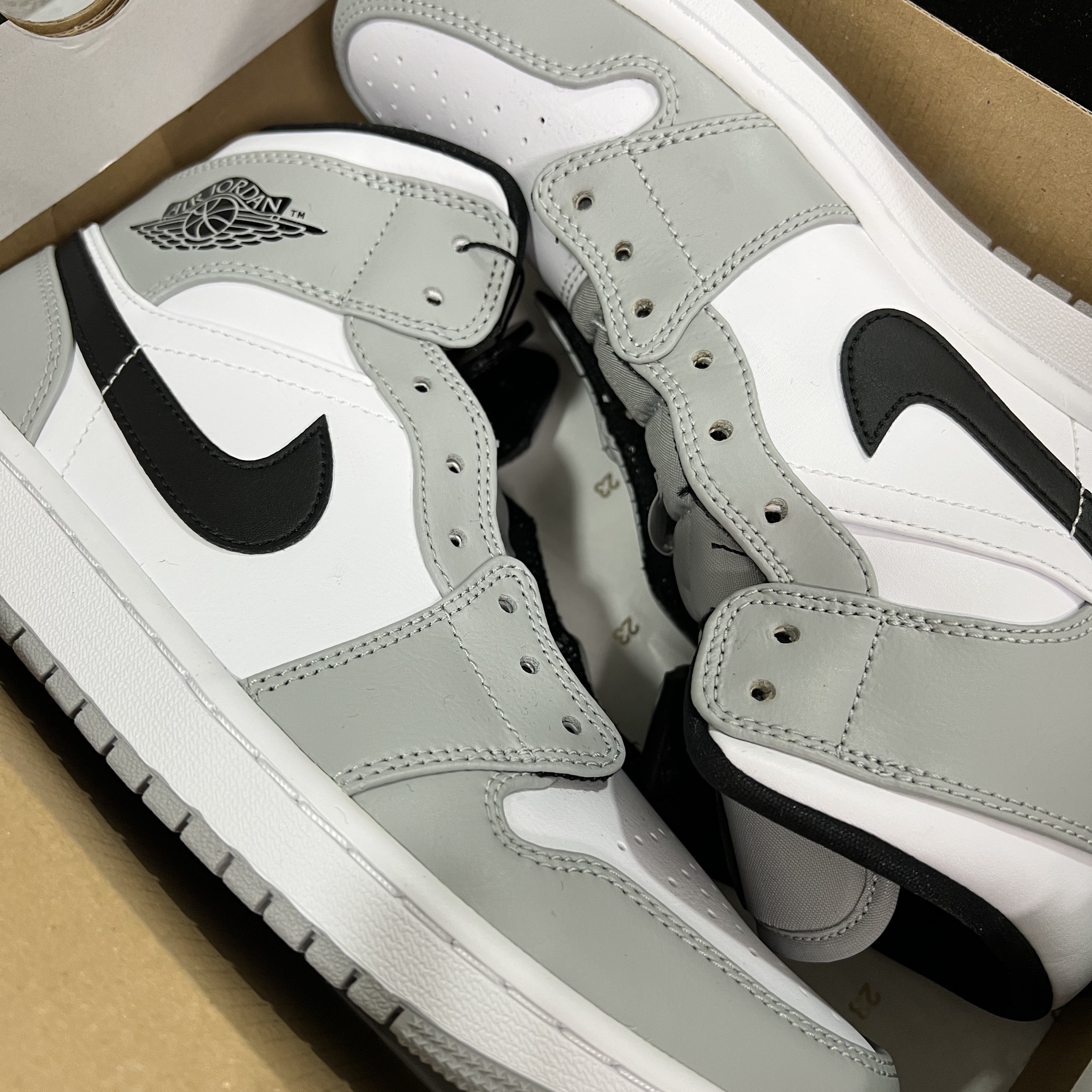 Jordan 1 Mid Light Smoke Grey, Jordan 1 Retro High OG University Blue 착용 스타일 - 5