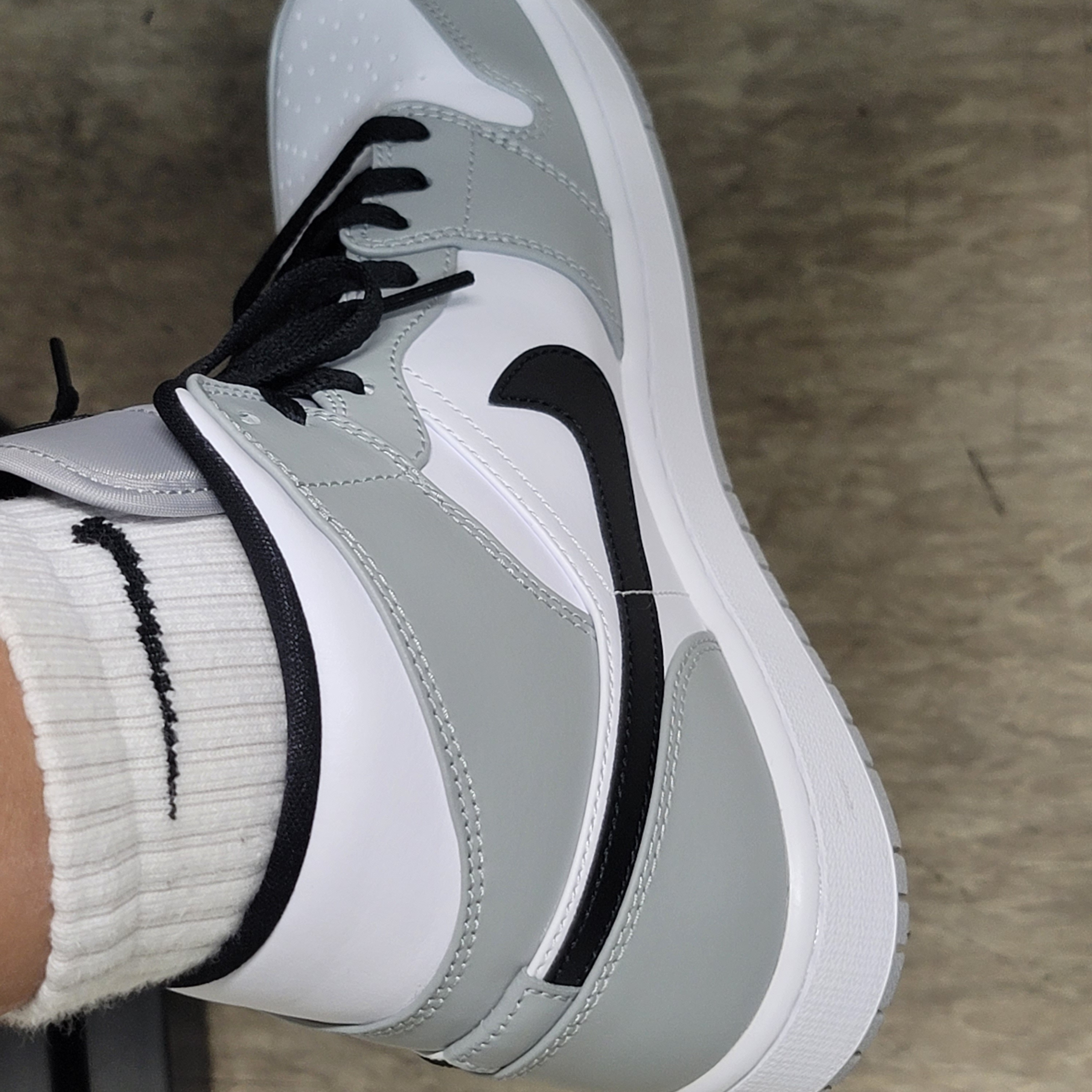 Jordan 1 Mid Light Smoke Grey 착용 스타일 - 2