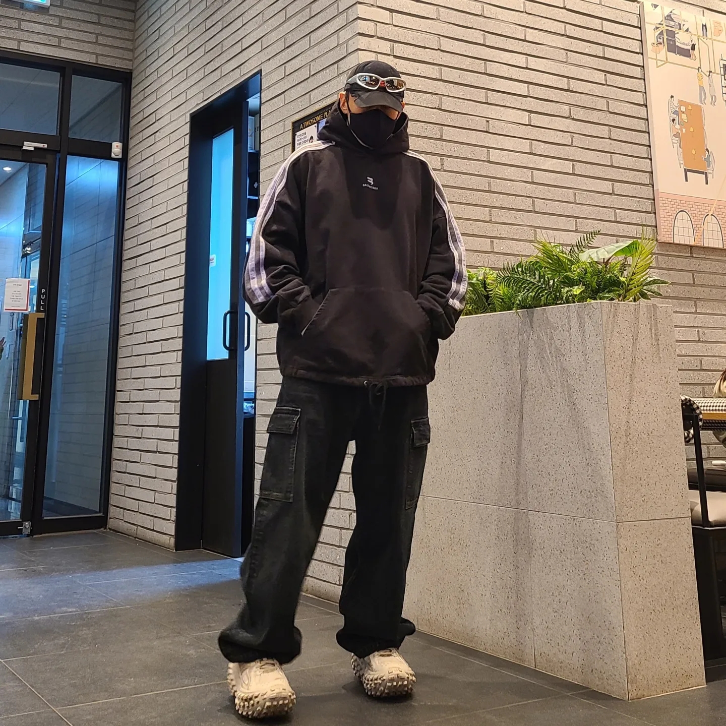 Balenciaga Sporty B Hoodie Black 착용 스타일