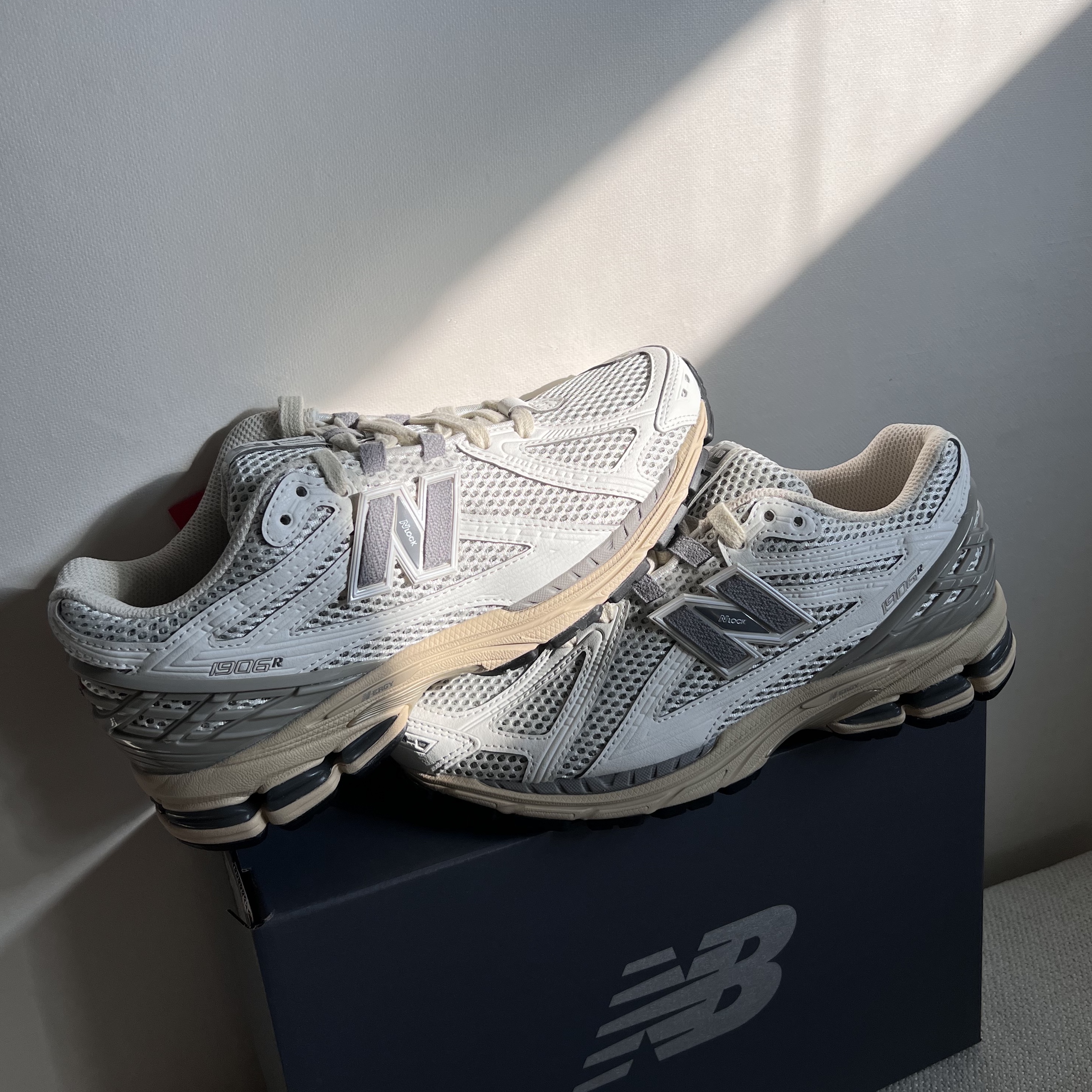 New Balance 1906R White Gray 착용 스타일 - 3