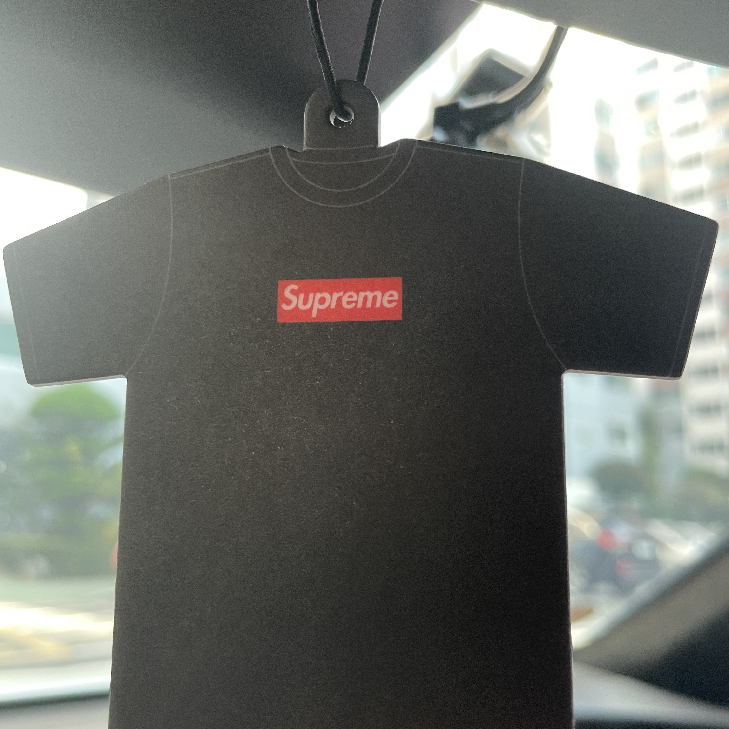 Supreme Kuumba T-Shirt Air Freshener Black - 22FW 착용 스타일