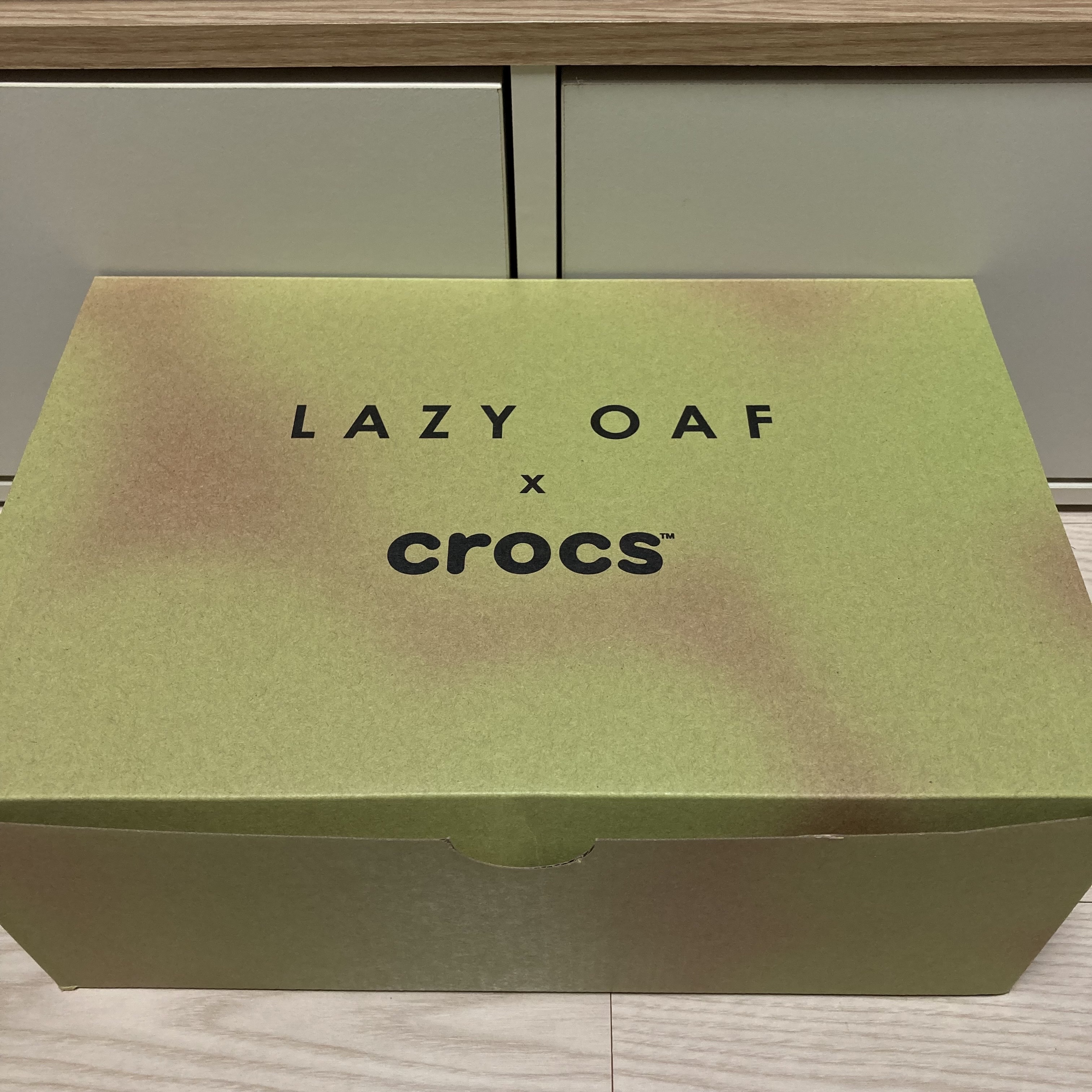 Crocs x Lazy Oaf Classic Clog Frosted Alien Green 착용 스타일 - 3
