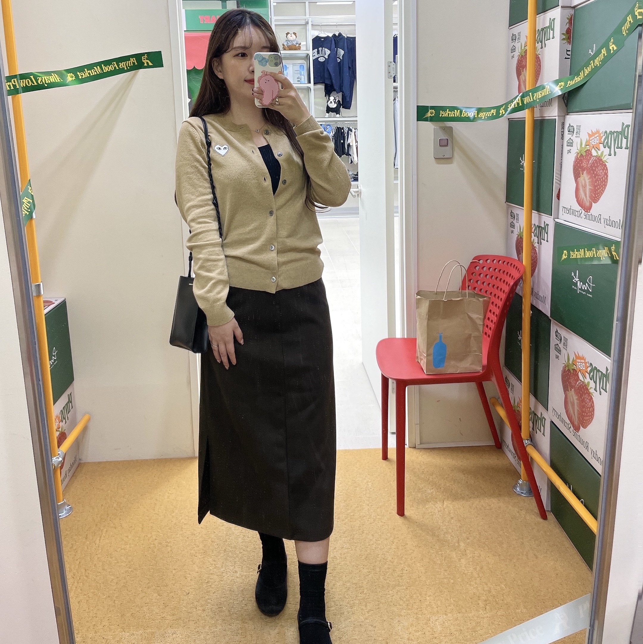Play Comme des Garcons White Heart Knit Cardigan Camel, Jil Sander Tangle Small Black 착용 스타일 - 2